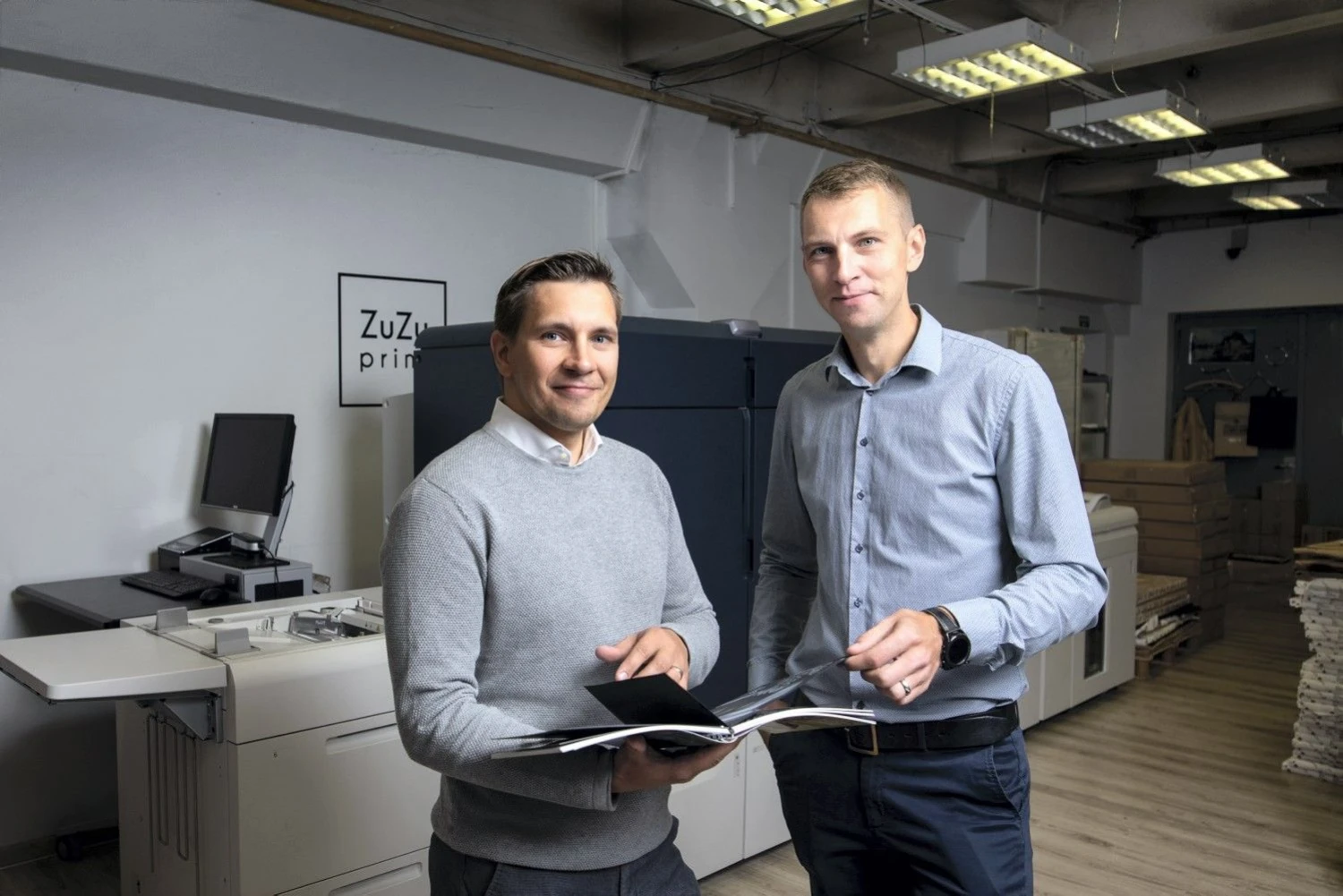 BMK direktorės pavaduotojas pardavimams Mindaugas Bačiulis ir „ZUZU Print“ vadovas Tomas Birbalas.