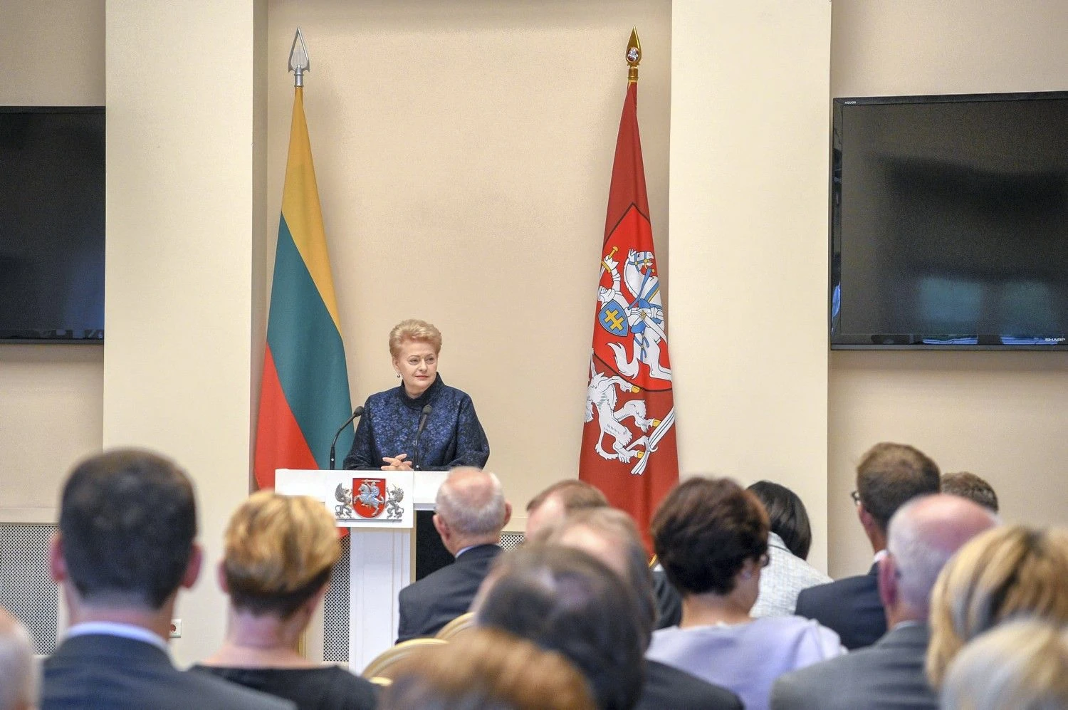 Prezidentė Dalia Grybauskaitė pasisakė Vilniuje susirinkusiems Lietuvos ambasadoriams užsienyje. Roberto Dačkaus (Prezidento kanceliarija) nuotr.