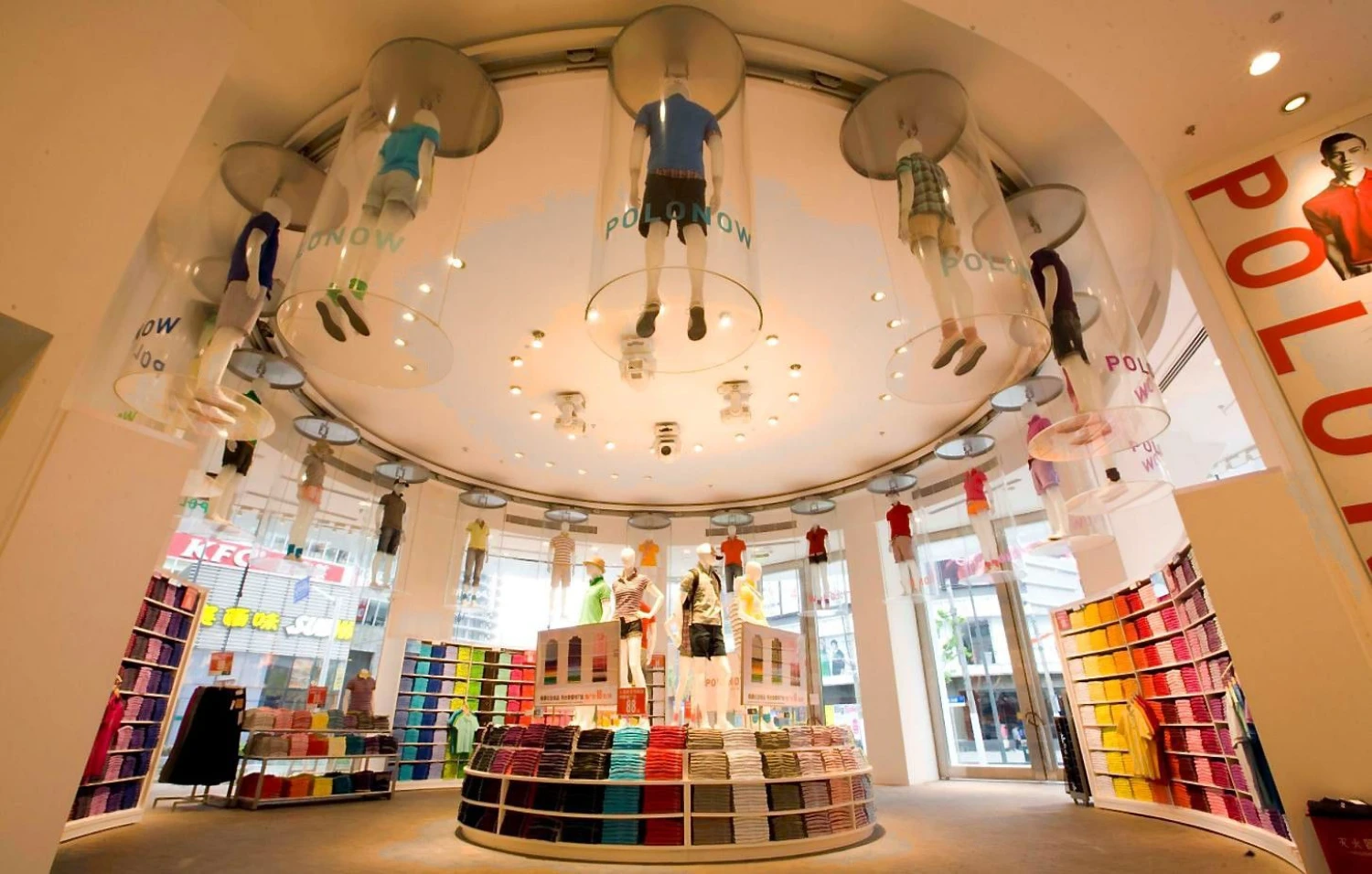 „Uniqlo“ savininkės „Fast Retailing“ akcijų vertė Tokijo vertybinių popierių biržoje pastaruosius dvejus metus tik kyla. Bendrovės nuotr.