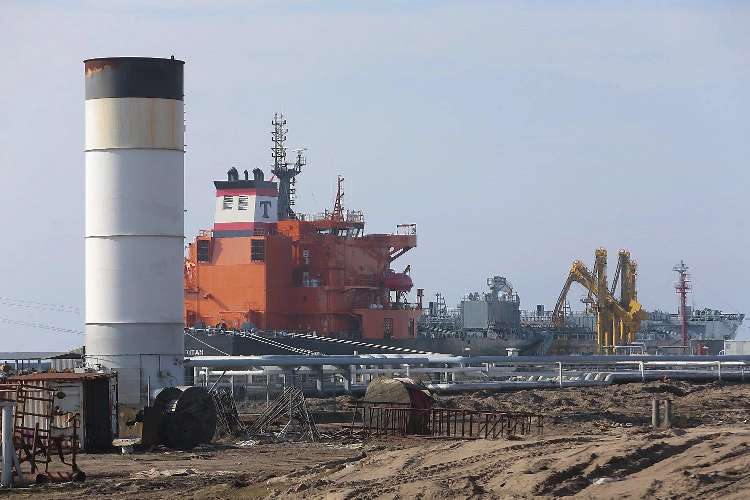 Būsimos „Klaipėdos naftos“ SkGD paskirstymo stoties statybvietė. Fone – šviesiuosius naftos produktus kraunantis laivas. Vladimiro Ivanovo (VŽ) nuotr.