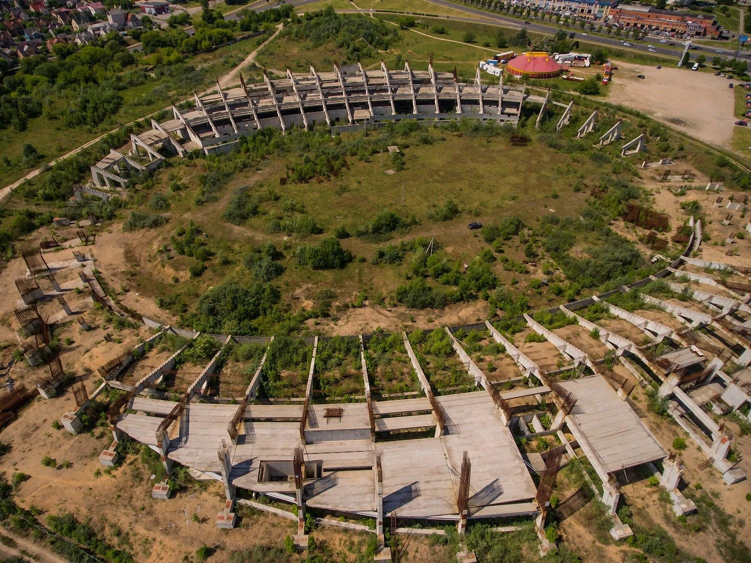 2016 06 01. Vilnius. Nebaigtas statyti Nacionalinis stadionas Šeškinės mikrorajone. Suprojektuotas 1985 metais. Vladimiro Ivanovo (VŽ) nuotr.