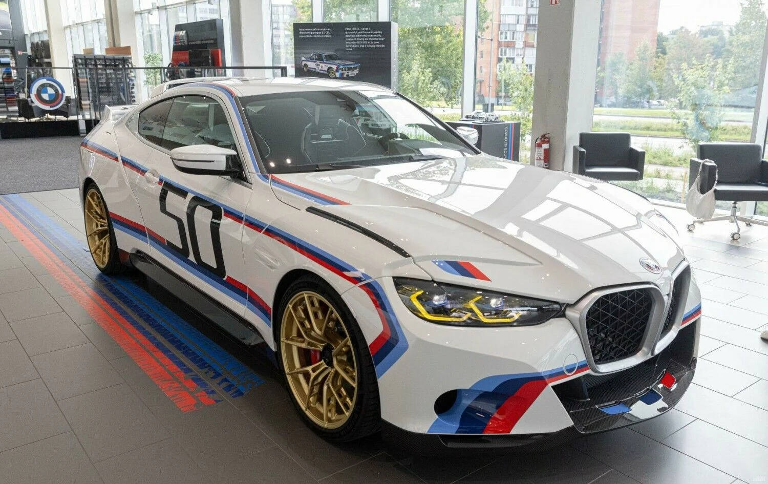 Vienas iš 50-ies pagamintų BMW 3.0 CSL prekybos salone Vilniuje. Juditos Grigelytės (VŽ) nuotr.