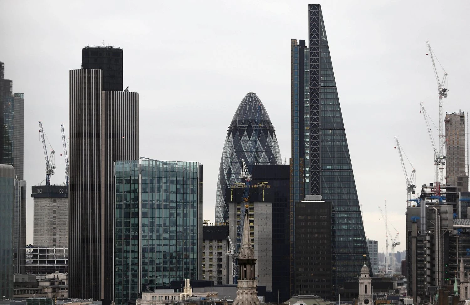 Londono darbdaviai skundžiasi darbuotojų stygiumi. Neilo Hallo („Reuters“ / „Scanpix“) nuotr.
