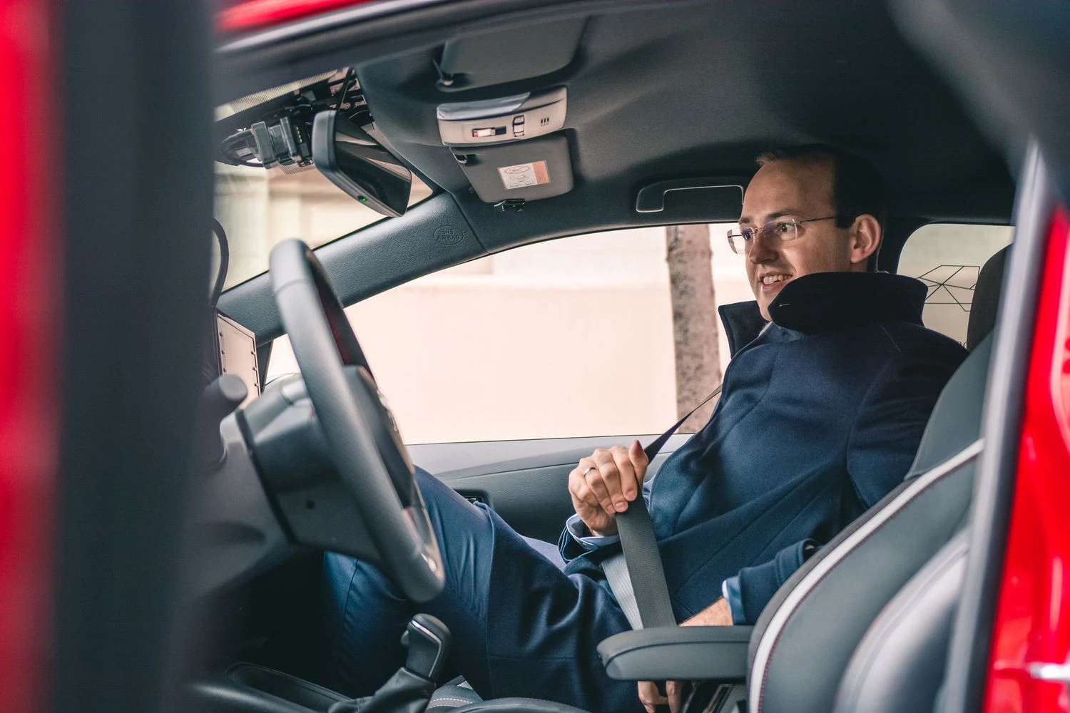 Ministras Marius Skuodis išbandė nuotoliniu būdu valdomą automobilį. „CityBee“ nuotr.