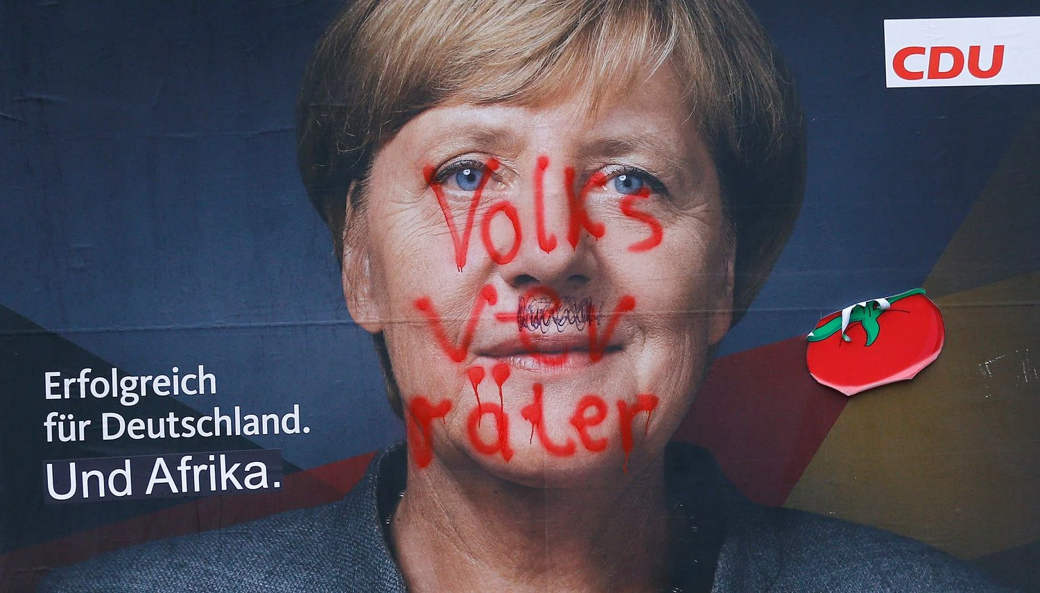 Ant Angelos Merkel rinkiminio plakato Berlyne užpaišyta: "Tautos išdavikė".  Hannibalo Hanschke (Reuters / Scanpix) nuotr.