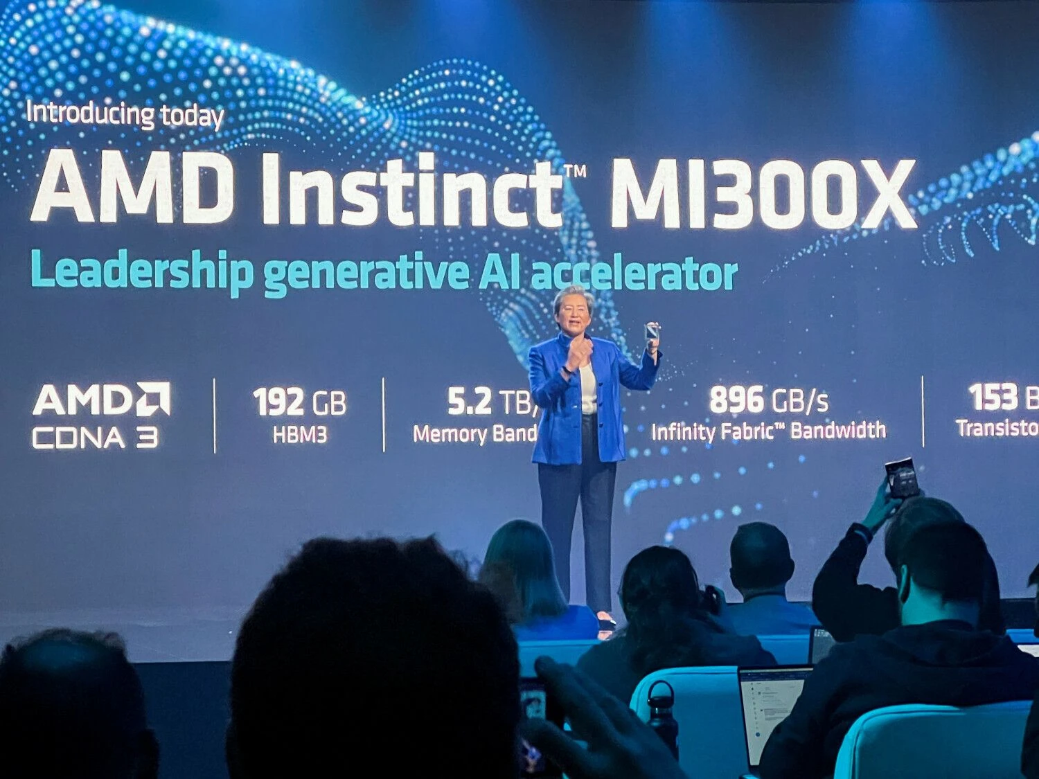 Lisa Su, AMD vadovė, pristato „MI300X“ lustą. Stepheno Nelliso („Reuters“ / „Scanpix“) nuotr.
