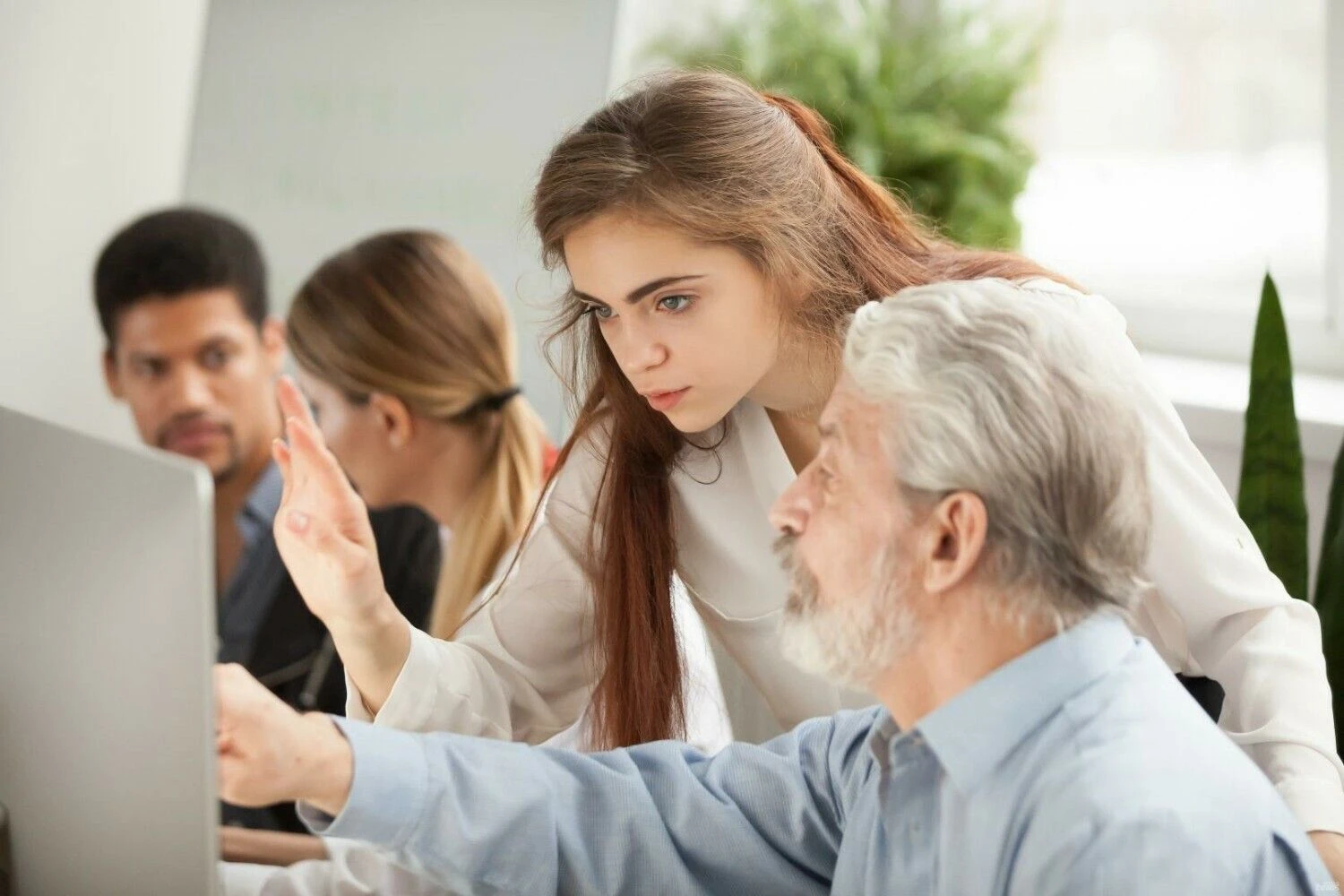Gajus mitas, kad vyresni darbuotojai nemoka naudotis šiuolaikinėmis technologijomis, sukelia jaunimo kulto dominavimą organizacijose. „Shutterstock“ nuotr.