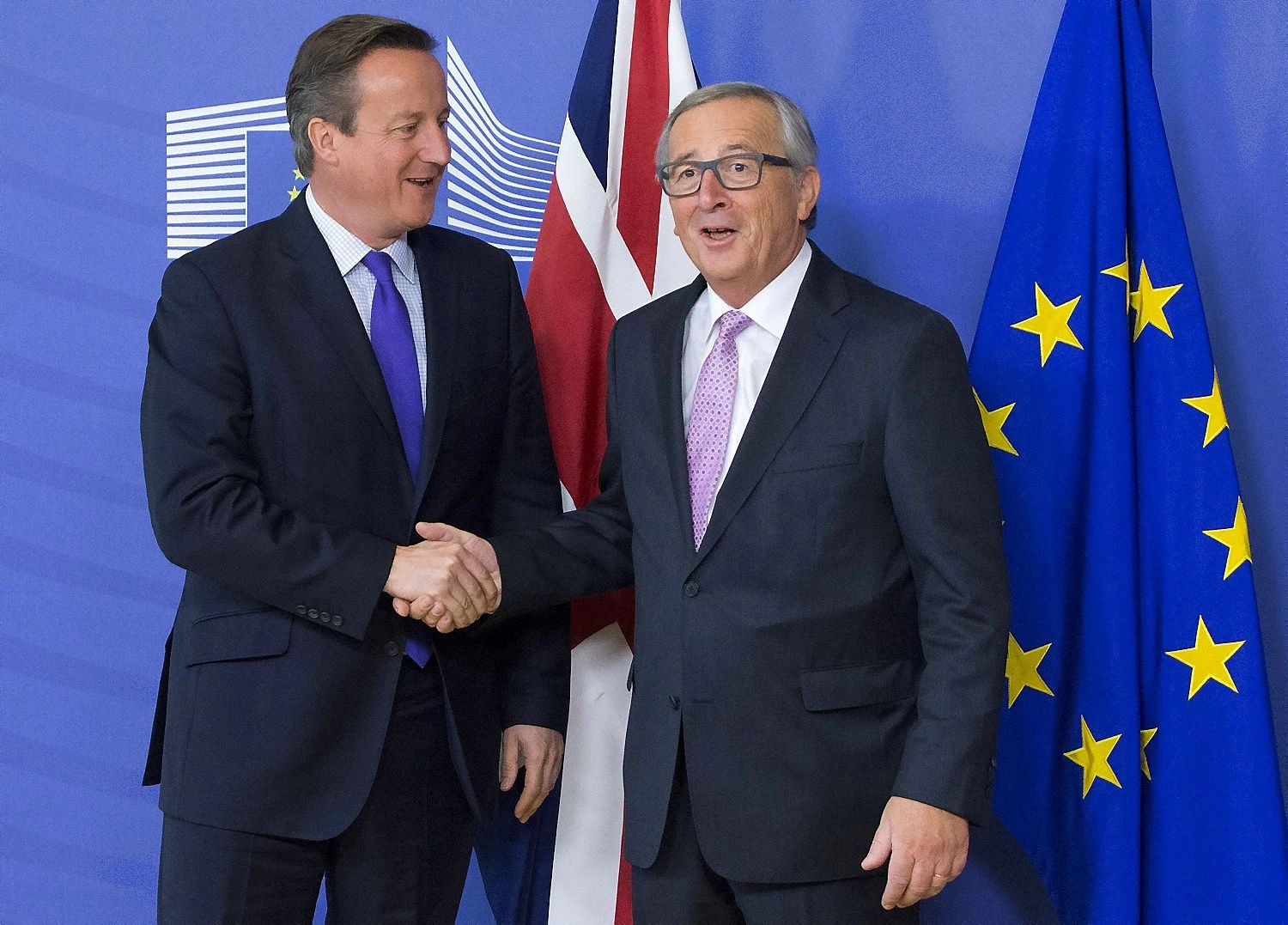 British Prime Minister David Cameron (L) is welcomed by European Commission President Jean-Claude Juncker in Brussels, October 15, 2015.  Yves Herman  (Reuters / Scanpix)