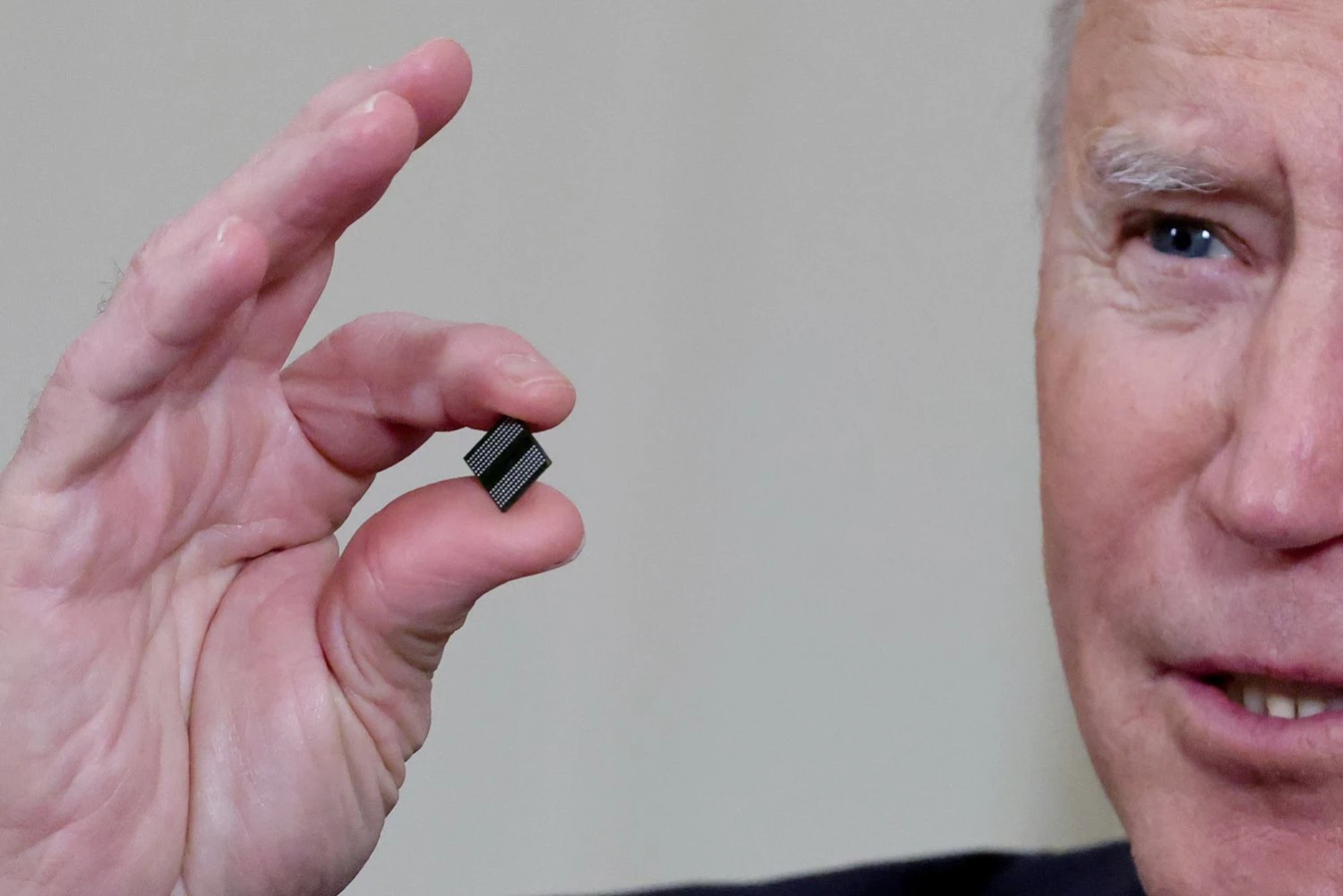 JAV prezidentas Joe Bidenas patvirtino naują infrastruktūros planą, kuriame puslaidininkių pramonės šalyje stiprinimui siūloma skirti 50 mlrd. USD. Jonathan Ernst („Reuters“/ „Scanpix“) nuotr.