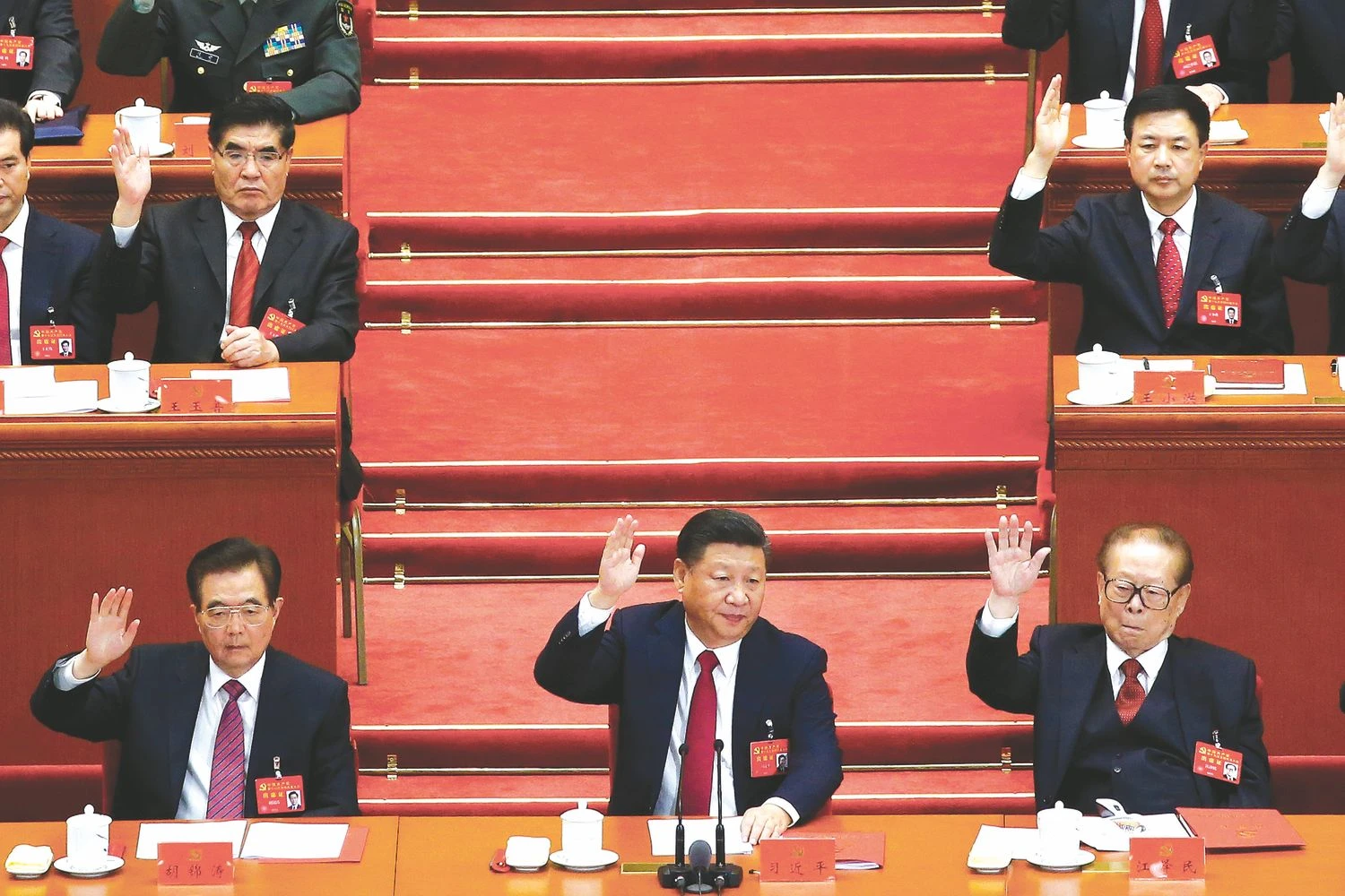 Kinijos prezidento Xi Jinpingo vardas įrašytas į šalies konstituciją. Ankstesniems prezidentams Hu Jintao (kairėje) ir Jiang Zeminui (dešinėje) to pasiekti nepavyko. Thomaso Peterio („Reuters“ / „Scanpix“) nuotr.