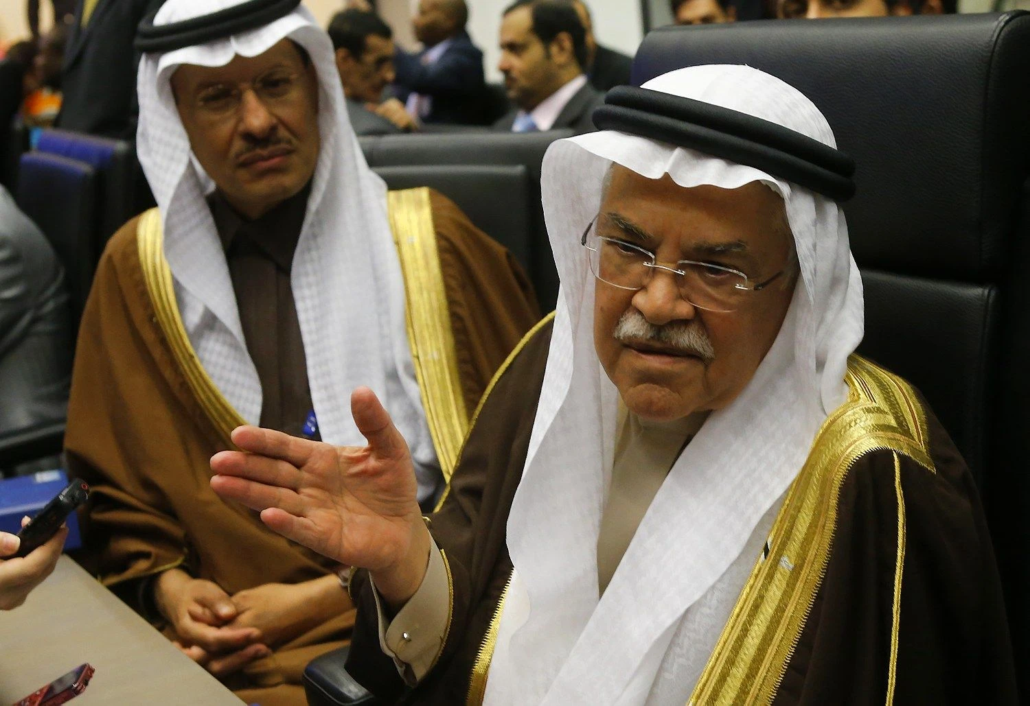 Saudi Arabian Oil Minister Ali al-Naimi talks to journalists during a meeting of OPEC oil ministers in Vienna, Austria, December 4, 2015.  REUTERS/Heinz-Peter Bader 