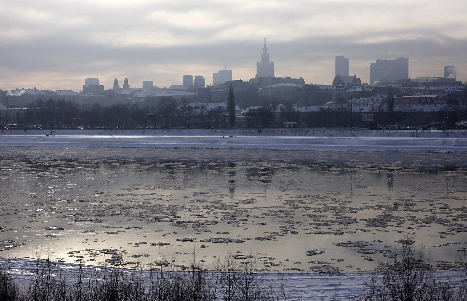 Pro Varšuvą tekanti Vysla. Kacpero Pempelio („Reuters“ / „Scanpix“) nuotr.