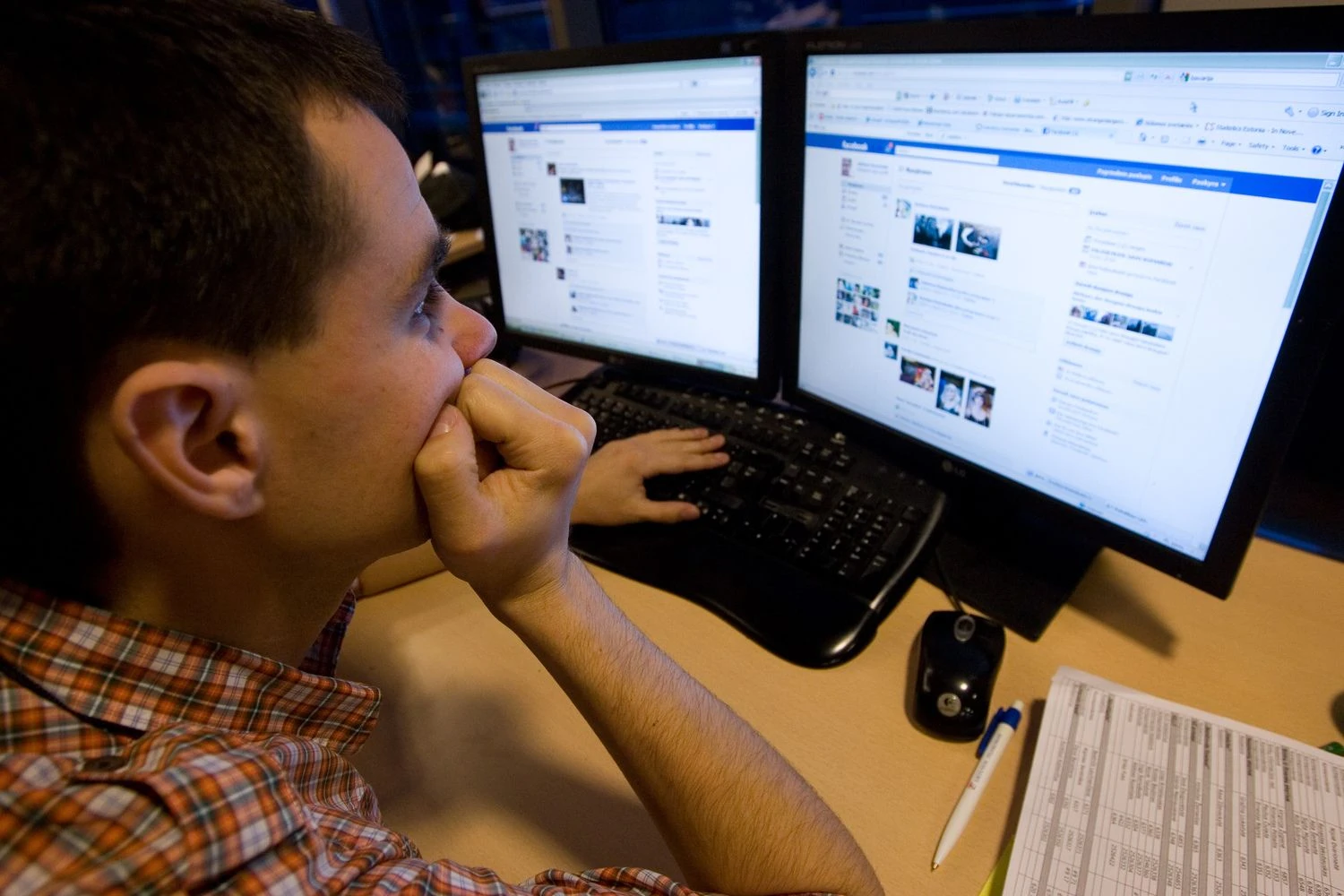 Vaikinas bendrauja "Facebook" socialiniame tinkle. Juditos Grigelytės (VŽ) nuotr.
