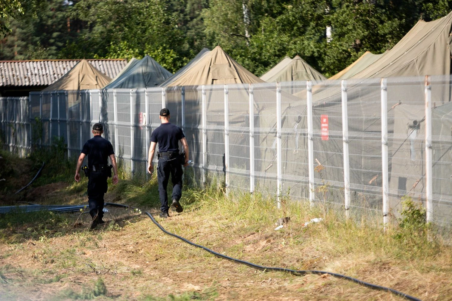 Migrantų palapinės Rūdninkų poligone. Žygimanto Gedvilos („15min.lt“/„Scanpix“) nuotr. 
