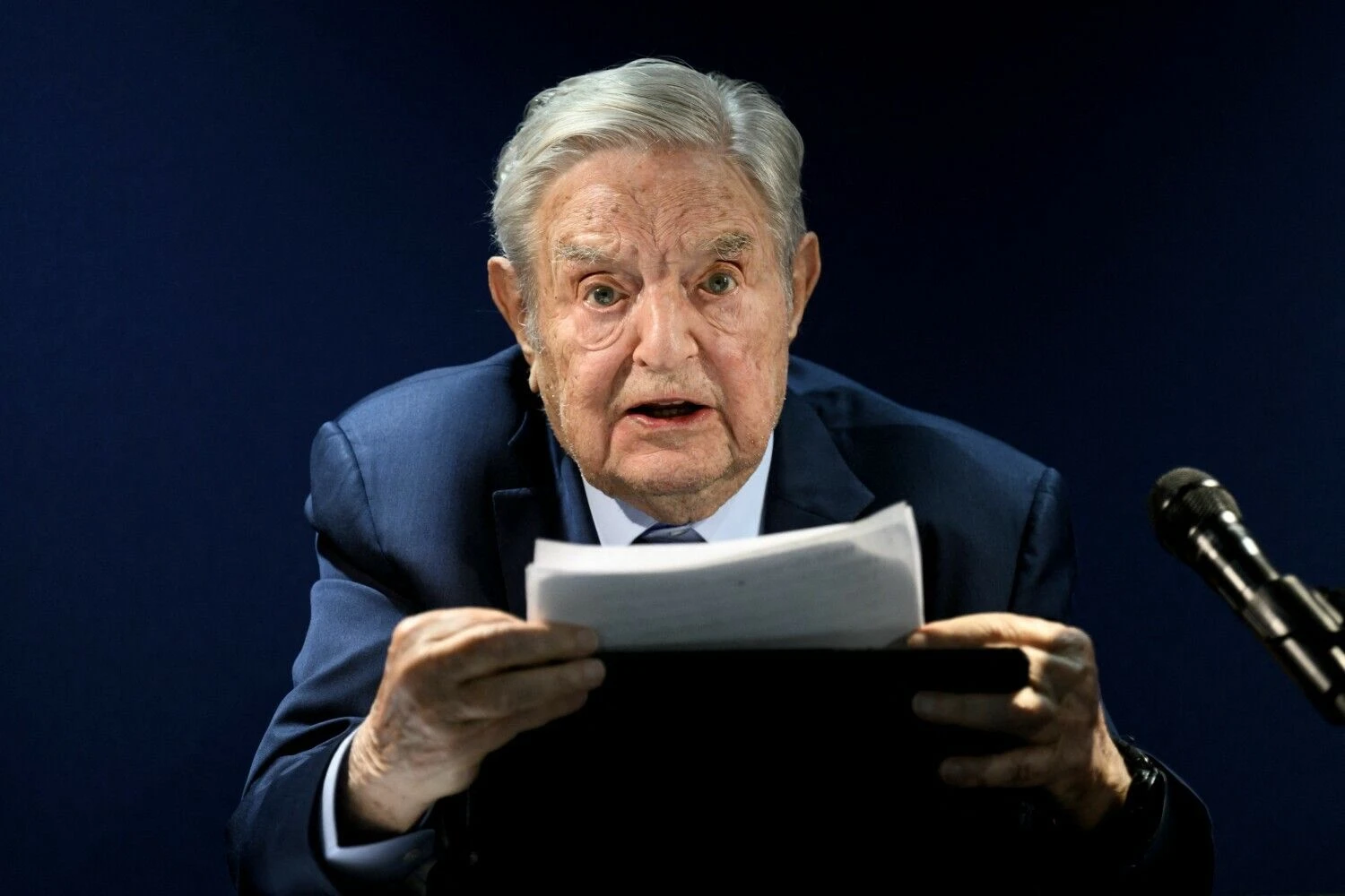 George'as Sorosas gausiai stato už „Teslą“. Fabrice Coffrini (AFP / „Scanpix“) nuotr.