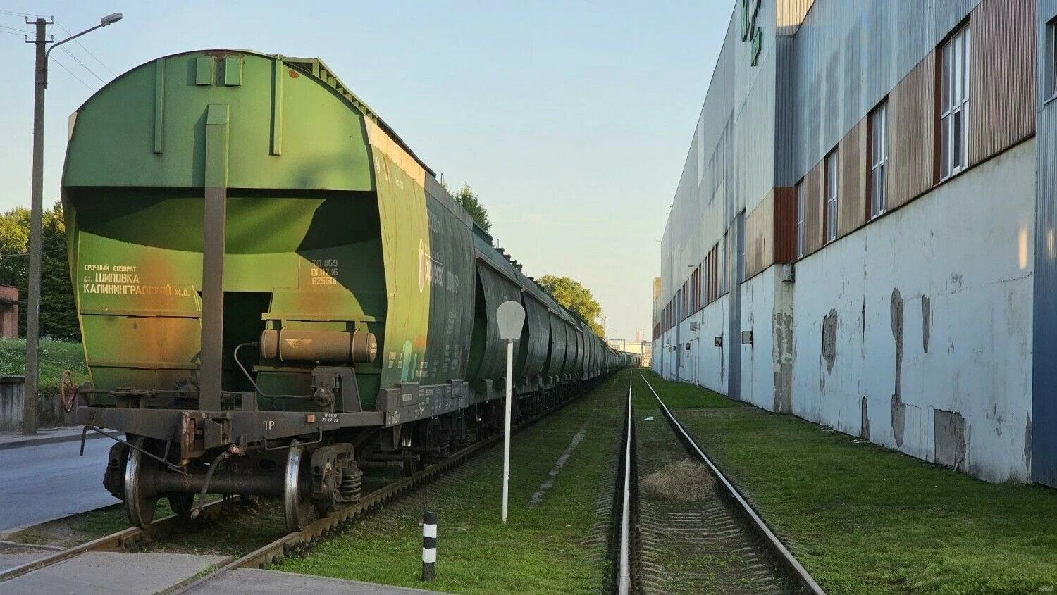 Grūdus vežančio traukinio sąstatas Klaipėdos uosto teritorijoje. Lino Butkaus (VŽ) nuotr.