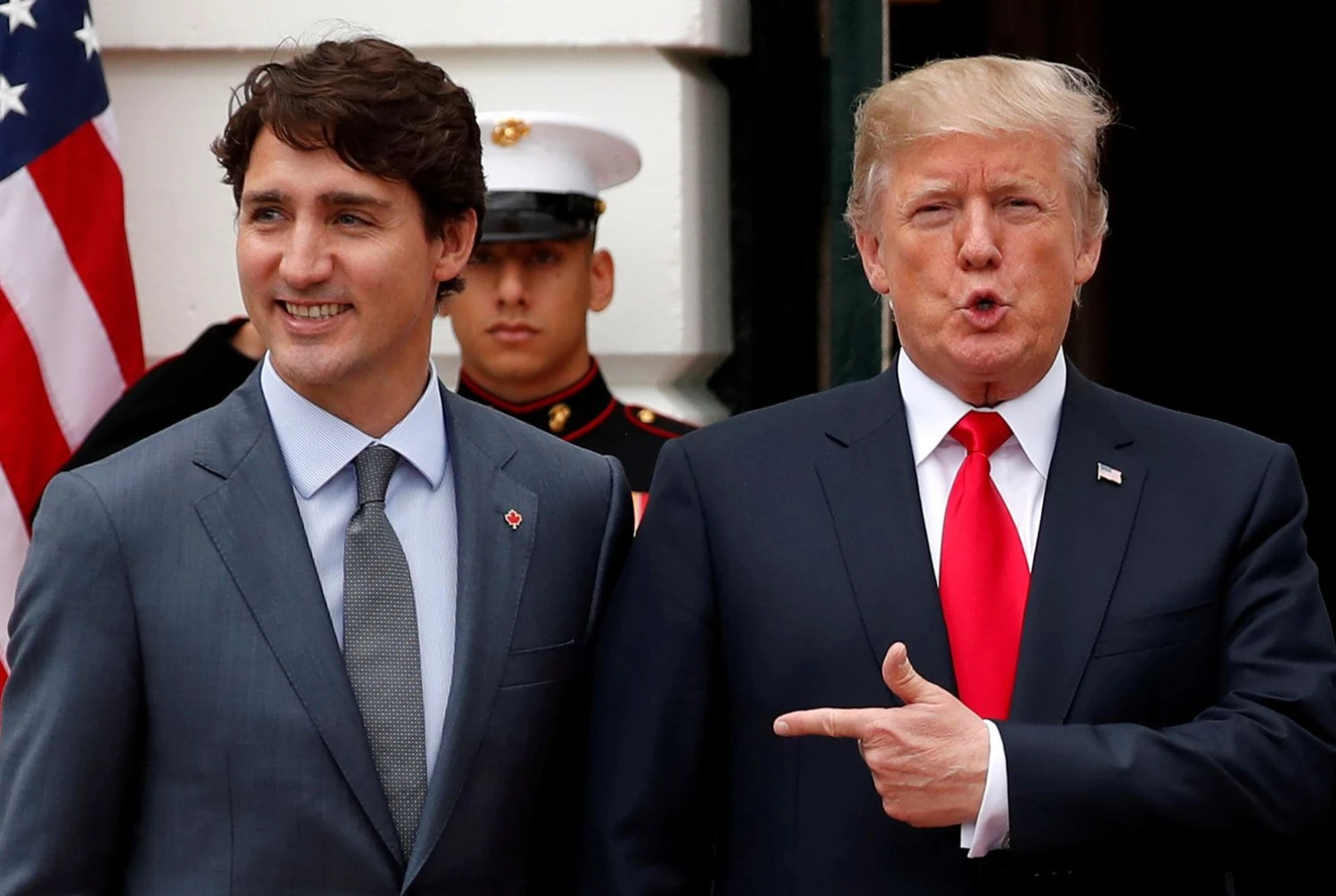 JAV prezidentas Donaldas Trumpas susitikime su Kanados premjeru Justinu Trudeau neatmetė galimybės, kad Amerika trauksis iš NAFTA susitarimo. Jonathano Ernsto („Reuters“ / „Scanpix“) nuotr.