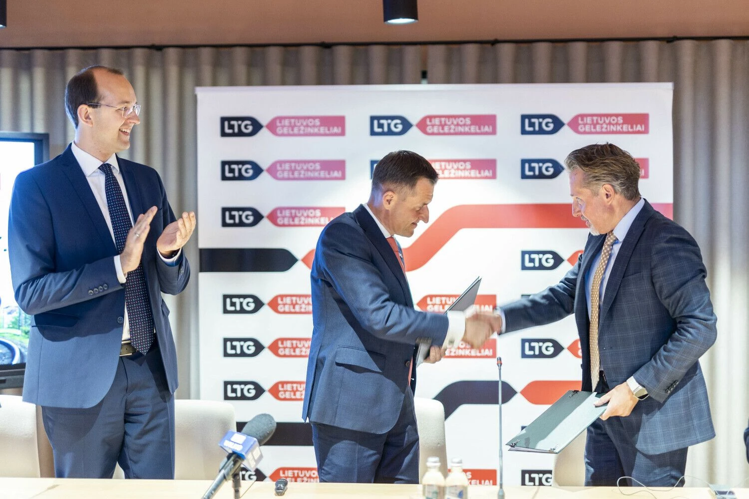 „LTG Link“ pasirašė sutartį su „Stadler“ dėl traukinių pirkimo. Susisiekimo ministerijos nuotr.