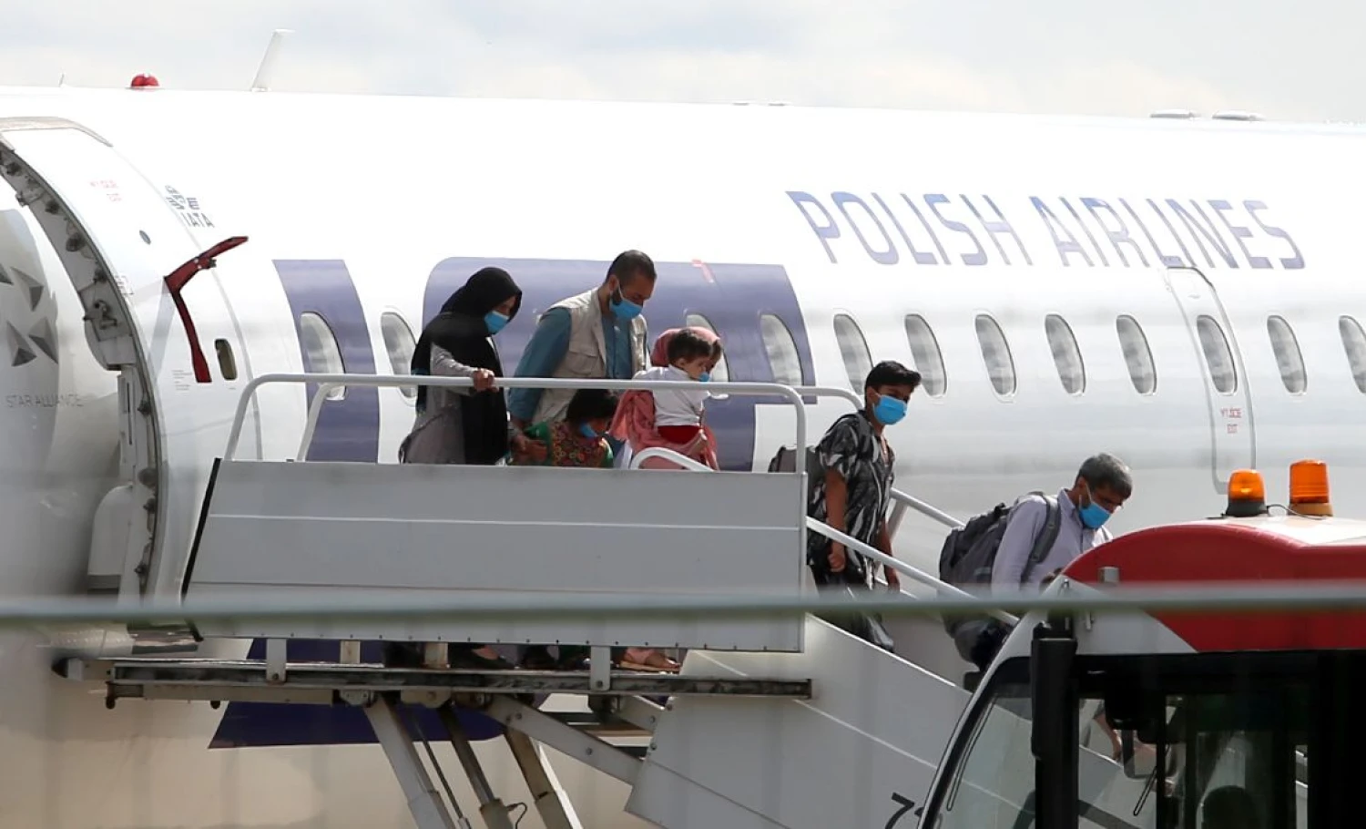 Rugpjūčio pabaigoje į Lietuvą pargabenti apie 170 Lietuvai talkinusių afganistaniečių vertėjų su šeimos nariais. Valdo Kopūsto („15min.lt“/„Scanpix“) nuotr. 
