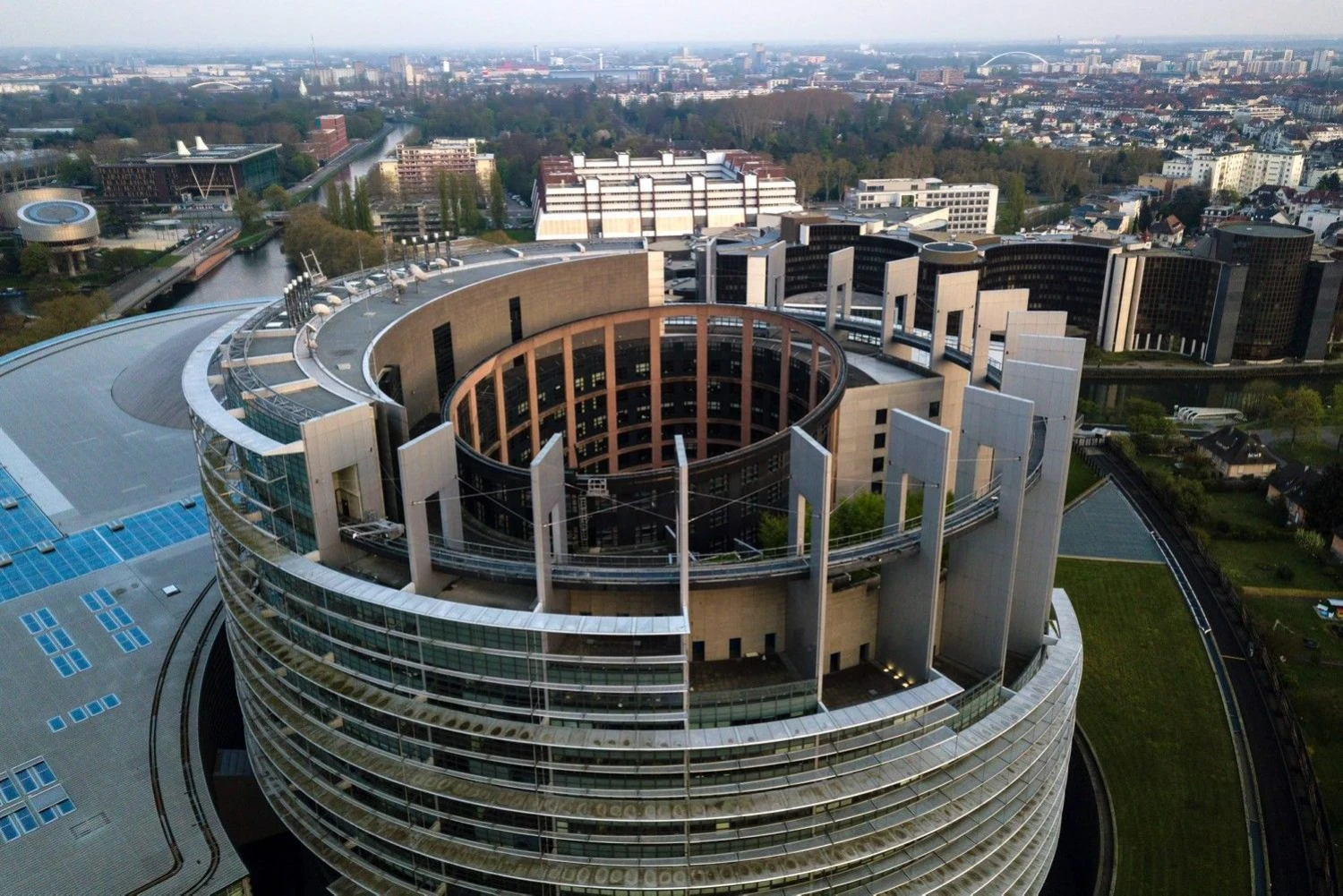 Į šiuose rūmuose Strasbūre kartą per mėnesį posėdžiaujantį Europos Parlamentą lietuviai išrinks 11 savo atstovų. Patricko Hertzogo (AFP / „Scanpix“) nuotr. 