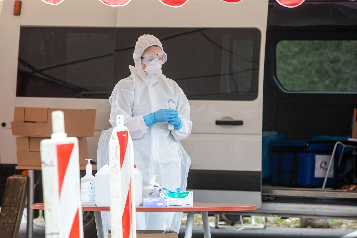 Įmonės ieško įsigyti medicininėms kaukėms bei kombinezonams tinkamos medžiagos.Vladimiro Ivanovo (VŽ) nuotr.