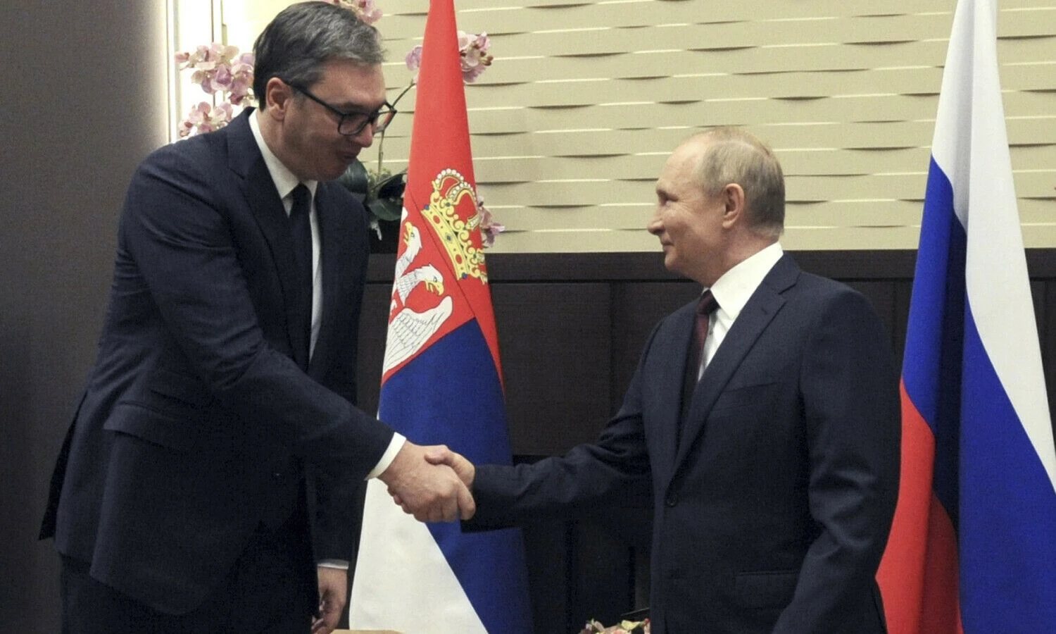 Serbijos prezidentas Aleksandras Vučičius ir Rusijos prezidentas Vladimiras Putinas. Mikhailo Klimentyevo („Sputnik“/AP/„Scanpix“) nuotr.