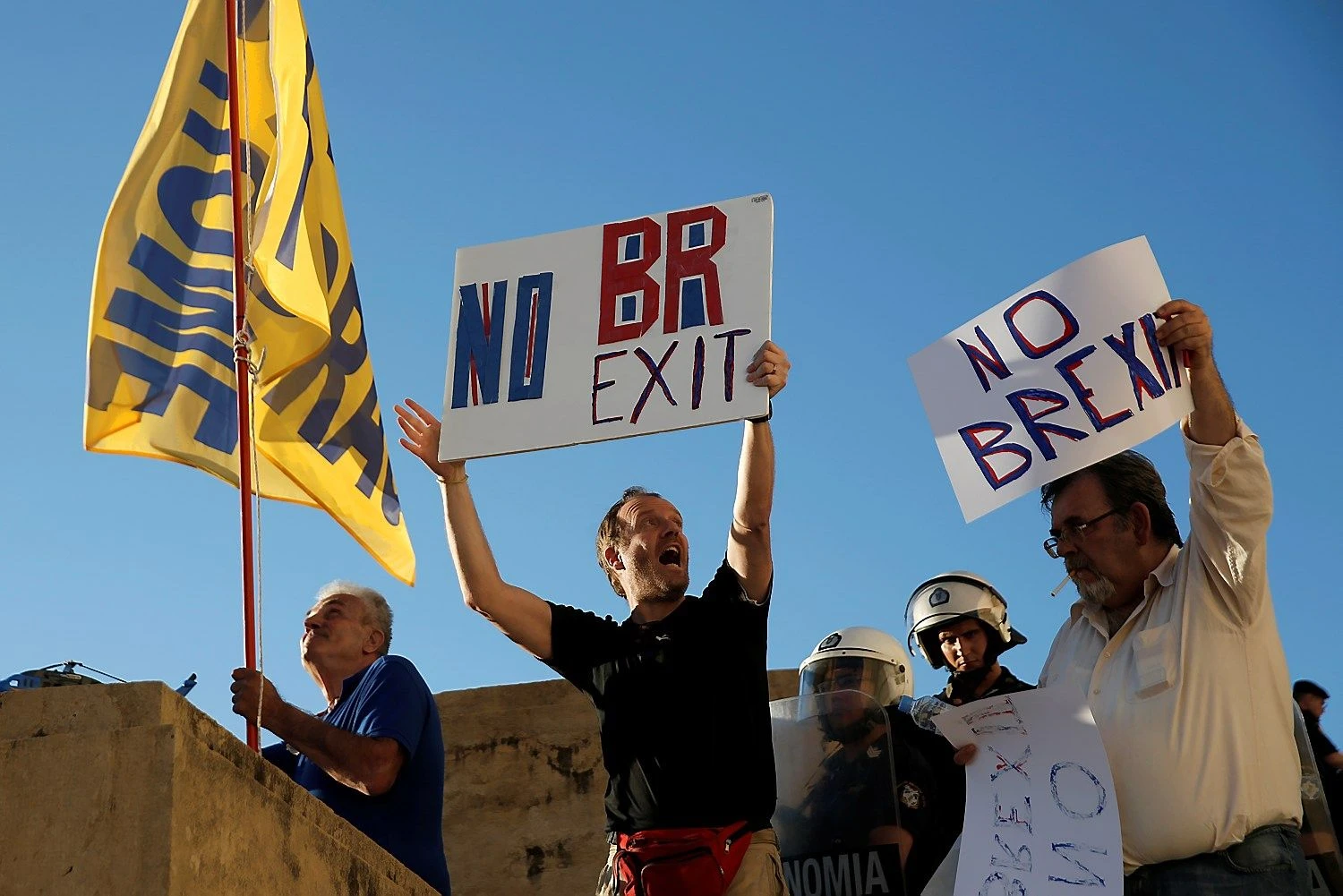 
Protestuotojai Atėnuose laiko plakatus su užrašais „Brexit Ne !“. Alkio Konstantinidžio („Reuters“ / „Scanpix“) nuotr. 