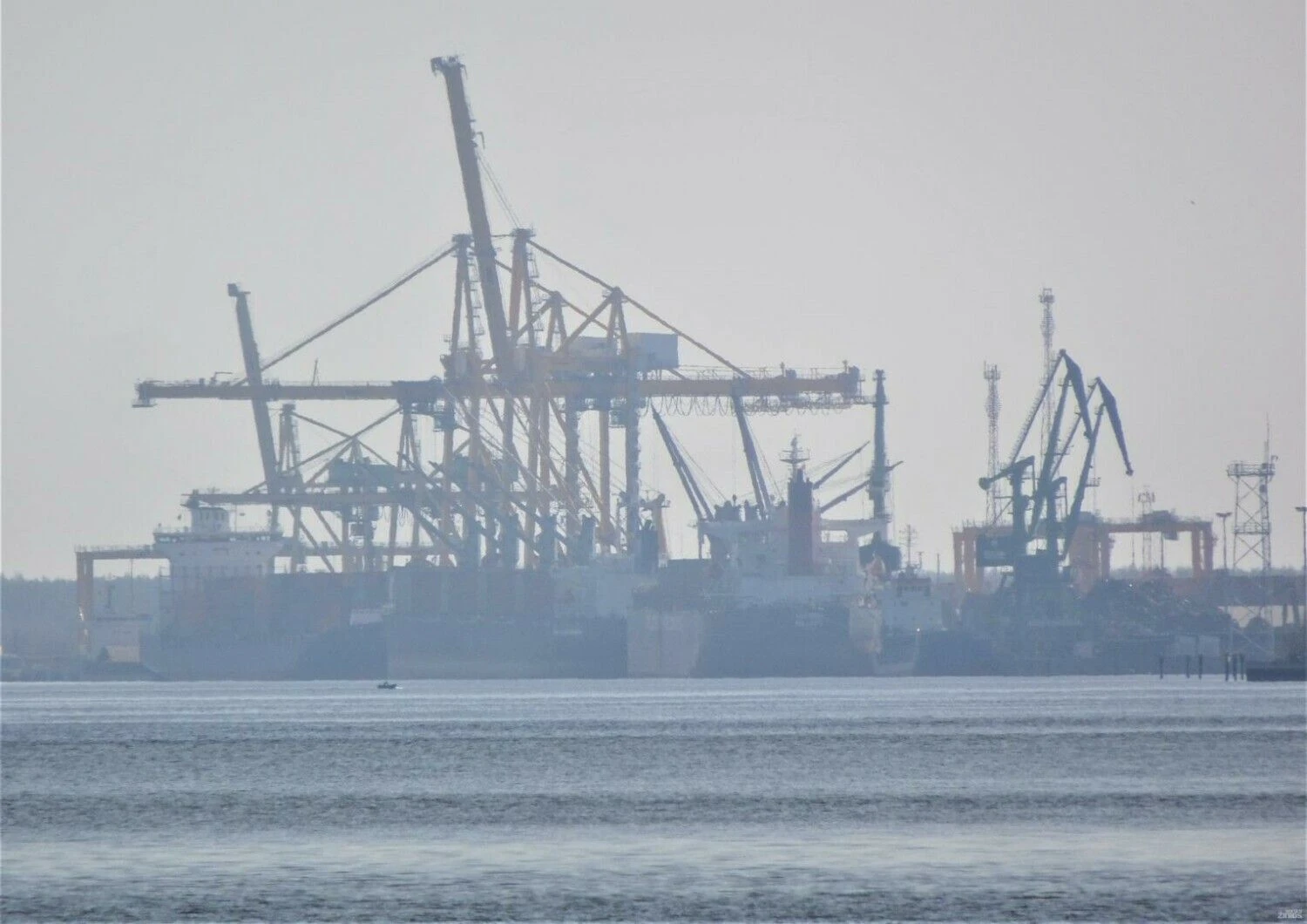 Vienaip ar kitaip su jūrų transportu susijusios įmonės moka geriausius sektoriuje atlyginimus. Lino Butkaus (VŽ) nuotr.