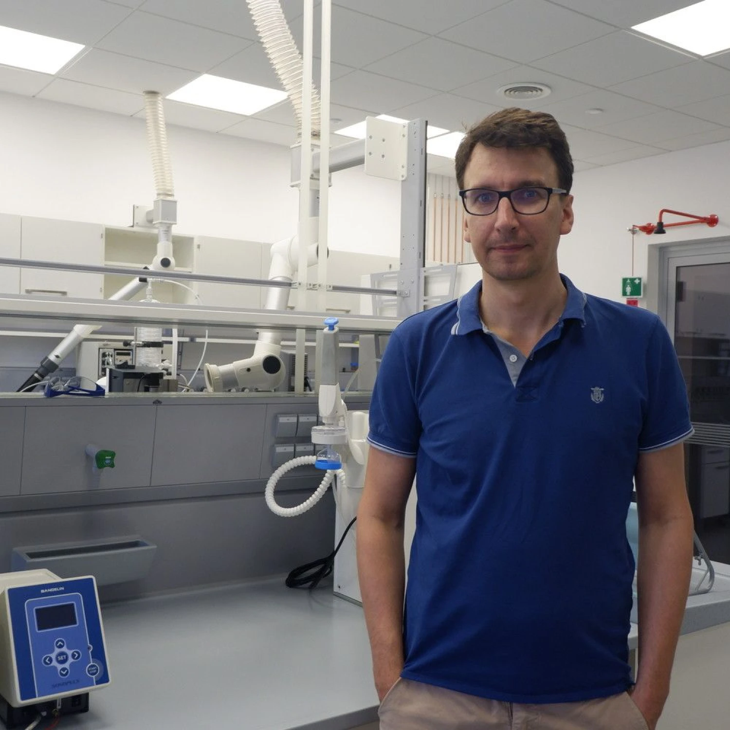 „Viena didžiausių šių dienų problemų vandenyse, pakrantėse, grunte ir smėlyje yra būtent mikroplastiko dalelių tarša“, – sako dr. Mindaugas Žilius. Beatričės Laurinavičienės (VŽ) nuotr.