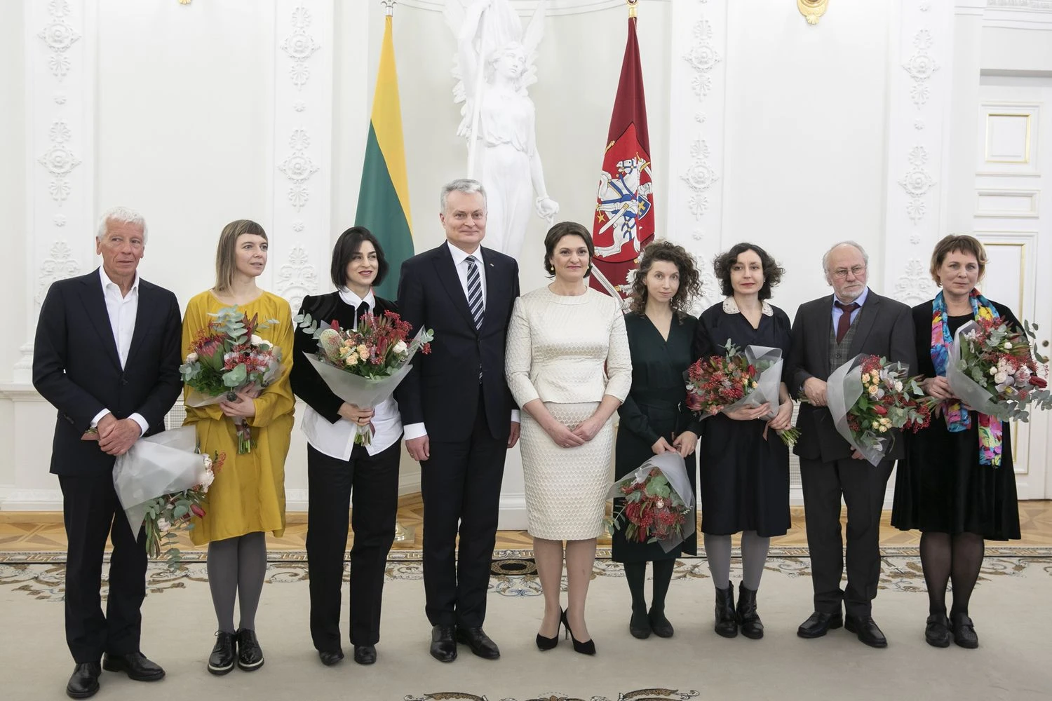 Nacionalinės kultūros ir meno premijos laureatai: Saulius Šaltenis, Lina Lapelytė, Asmik Grigorian, Prezidentas Gitanas Nausėda ir jo sutuoktinė Diana Nausėdiene, Rugilė Barzdžiukaitė, Vaiva Grainytė, Algimantas Puipa, Zita Bruzaitė. Luko Balandžio („15min“ / „Scanpix“) nuotr. 