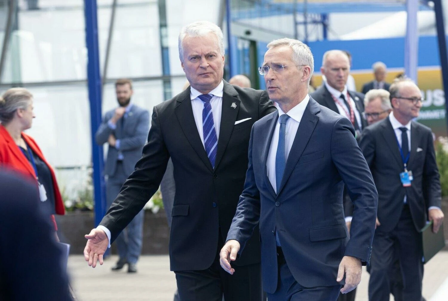 Lietuvos prezidentas Gitanas Nausėda pasitinka į NATO viršūnių susitikimą Vilniuje atvykusį Aljanso generalinį sekretorių Jensą Stoltenbergą. Juditos Grigelytės (VŽ) nuotr.