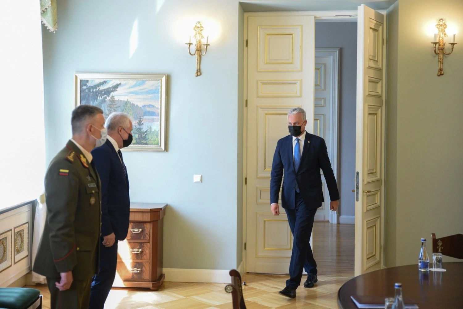 Prezidentas G. Nausėda susitiko su krašto apsaugos ministru A. Anušausku ir kariuomenės vadu generolu leitenantu V. Rupšiu. Justino Auškelio (Prezidento kanceliarija) nuotr. 