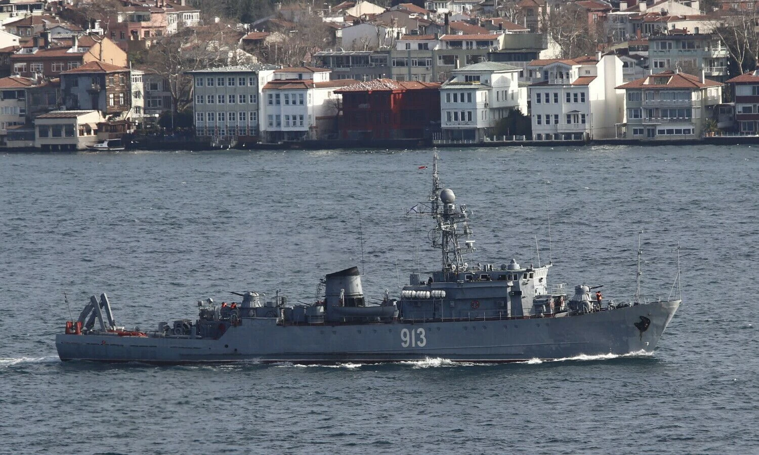 Rusijos minininkas „Kovrovets“ Juodojoje jūroje, Turkijos vandenyse. 2016 m. Murado Sezer („Reuters“ / „Scanpix“) nuotr.