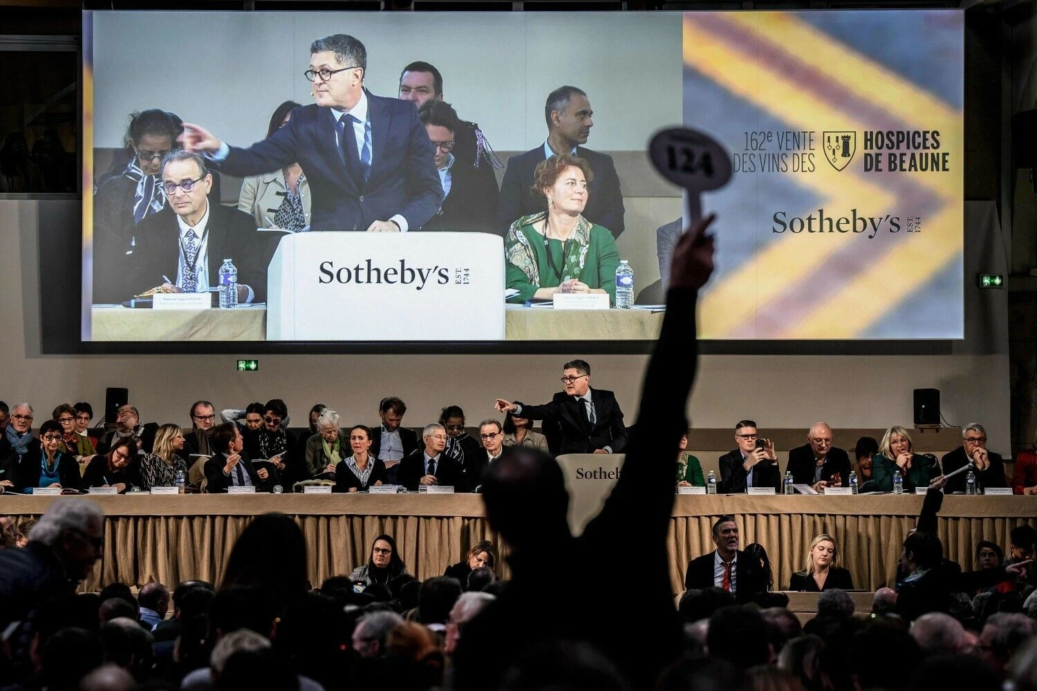 Labdaros vyno aukcionas „Hospices de Beaune“ Boanoje, Prancūzijoje. 2022 m. lapkričio 20 d. Jeffo Pachoudo (AFP / „Scanpix“) nuotr.