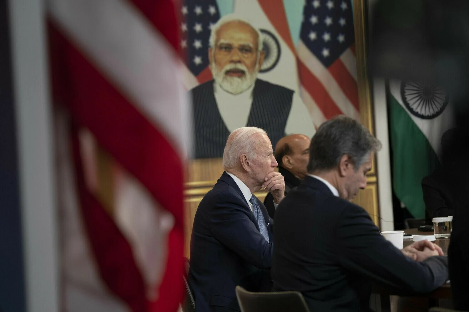 JAV valstybės sekretorius Antony Blinkenas, JAV prezidentas Joe Bidenas vaizdo ryšiu kalbasi su Indijos premjeru. Kevino Lamarque („Reuters“ /„Scanpix“) nuotr.