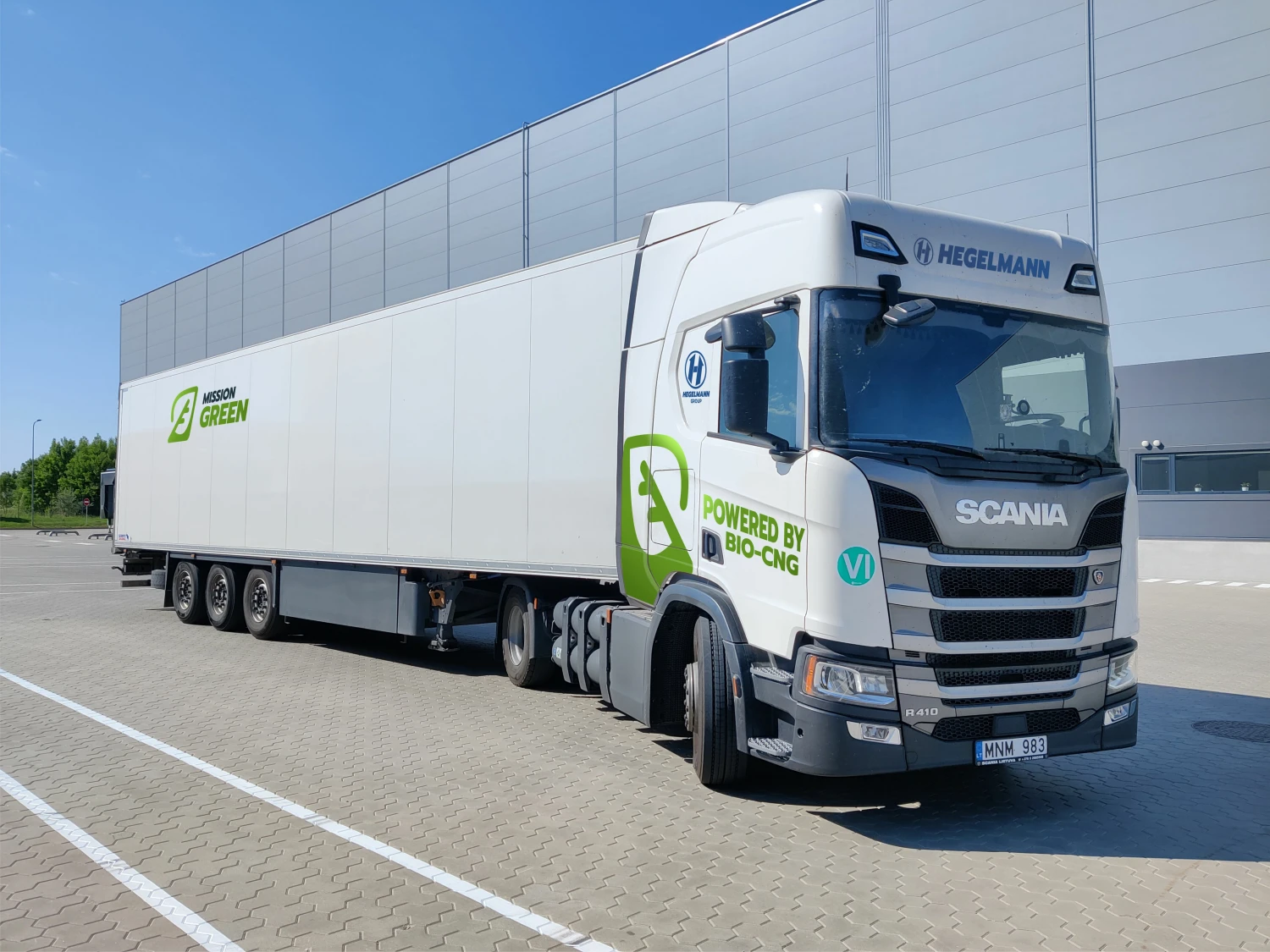 „Hegelmann Logistics“ įdarbino tris suslėgtomis dujomis varomus „Scania“ vilkikus parduotuvių aprūpinimui. „Lidl“ nuotr.