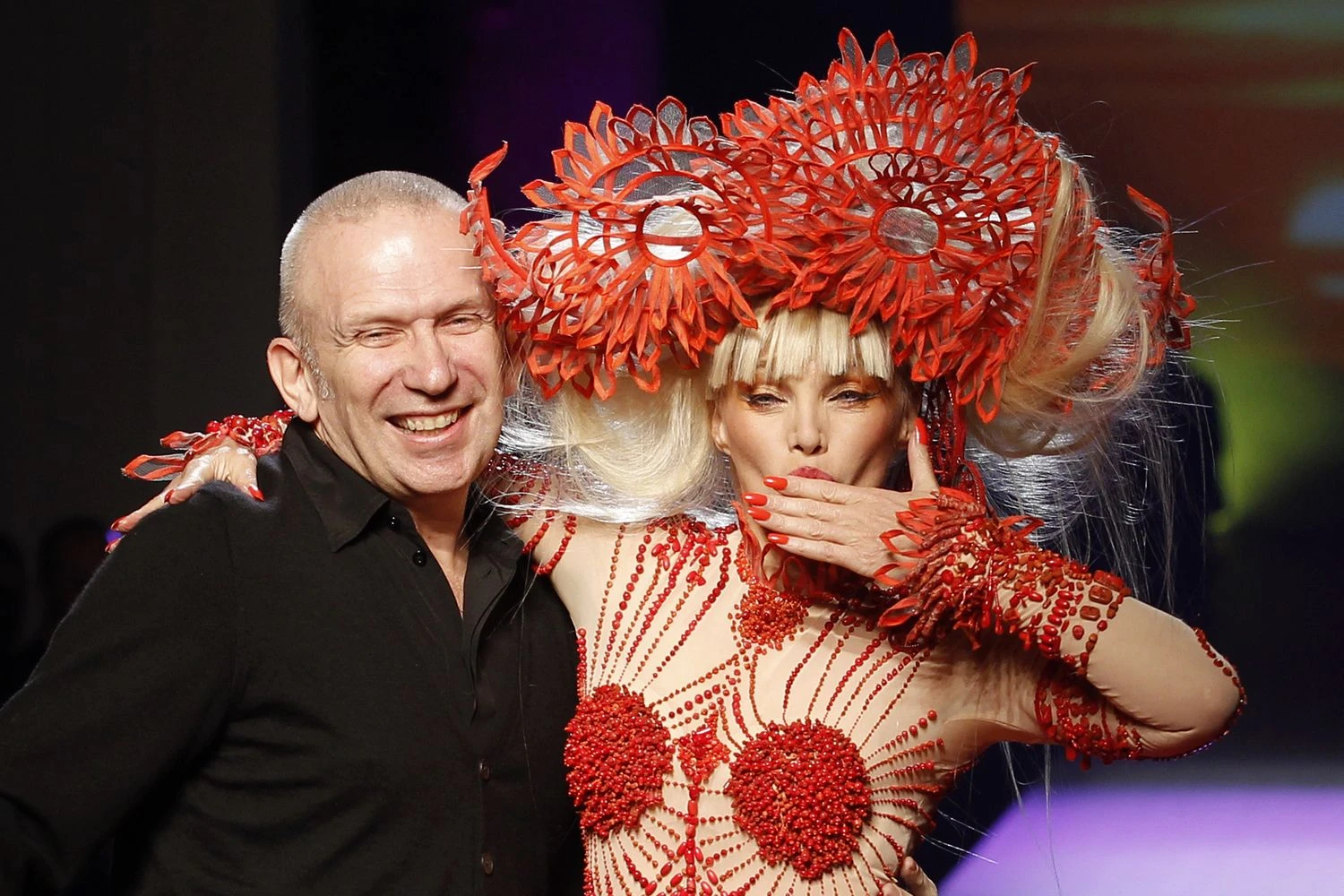 „Atsisakau to, kas manęs netraukia. Jei ko imuosi, darau tai su entuziazmu“, – sako p. Gaultier. Nuotraukoje su aktore Arielle Dombasle. Benoit Tessier („Reuters“ / „Scanpix“) nuotr.