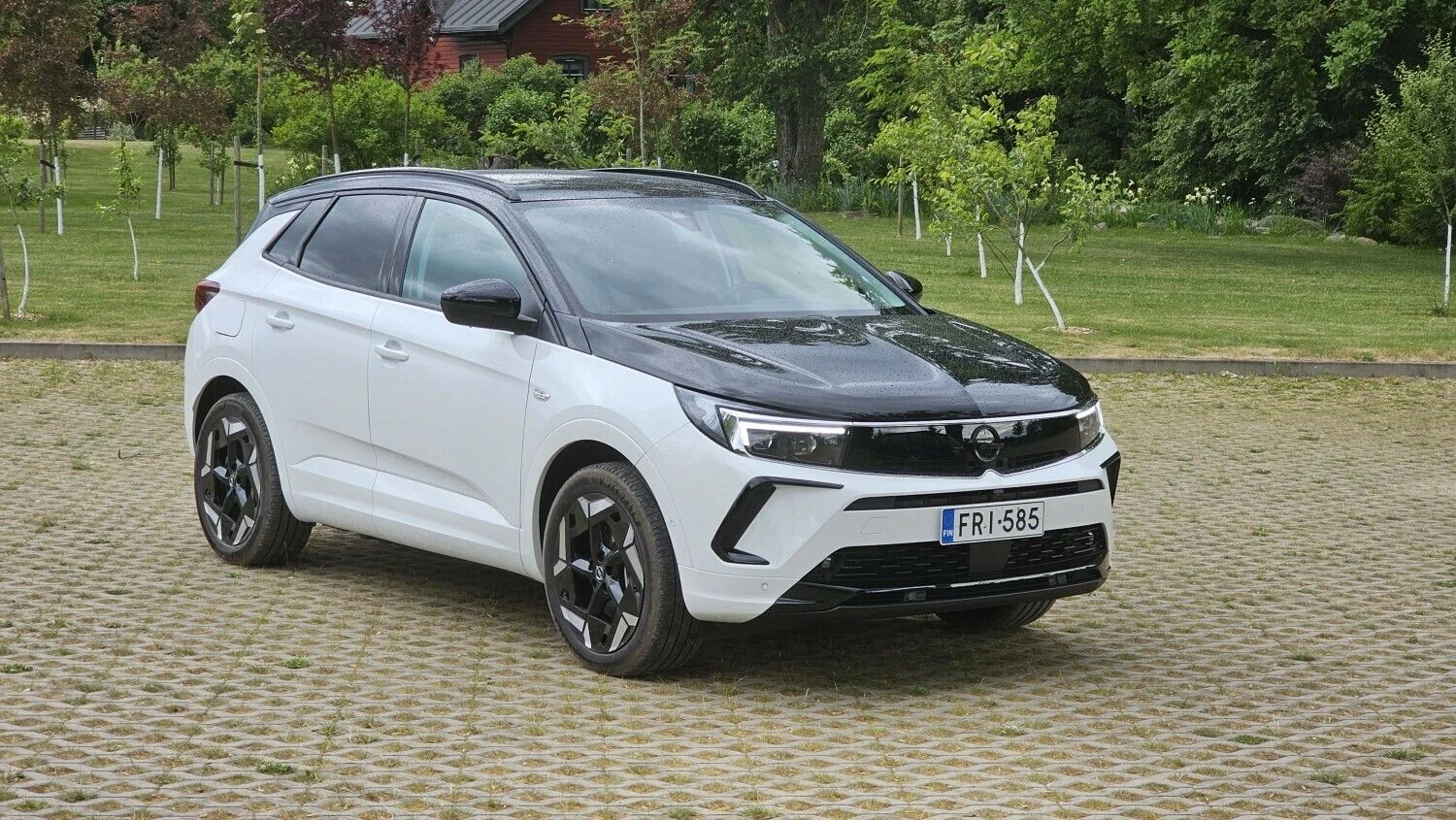 Juodas kapotas, stogas ir gamintojo ženklelis praneša apie didelės galios „GSe“ versiją. Lino Butkaus (VŽ) nuotr.