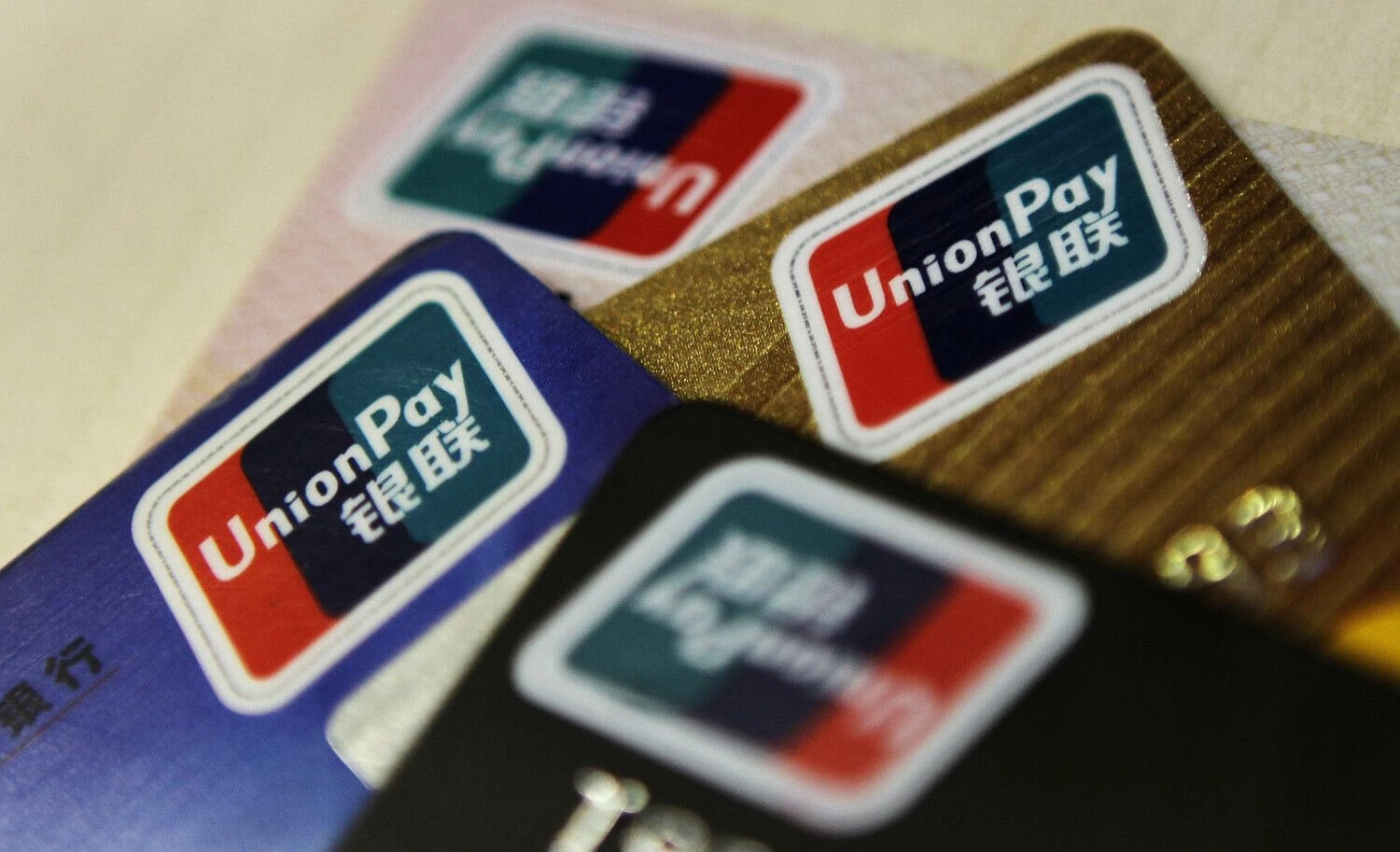 Kiniškos mokėjimo kortelės  „UnionPay“. Barry Huango („Reuters“/„Scanpix“) nuotr.