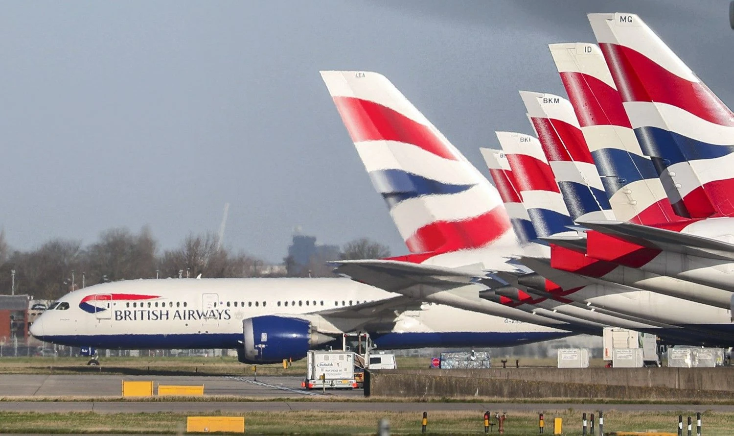 Iki šiol pati didžiausia bauda už BDAR pažeidimus – apie 205 mln. Eur – skirta JK skrydžių bendrovei „British Airways“, kuri nukentėjo nuo programišių atakos. Steve’o Parsonso („Scanpix“) nuotr.?