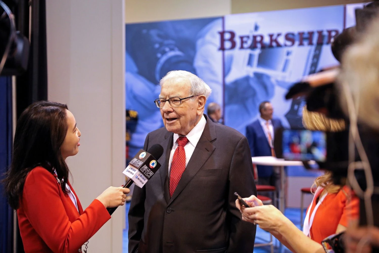 „Berkshire Hathaway“ ir jos valdybos pirmininkas Warrenas Buffettas pastaruoju metu labiau pardavinėjo akcijas nei pirko. Scotto Morgano („Reuters“ / „Scanpix“) nuotr. 