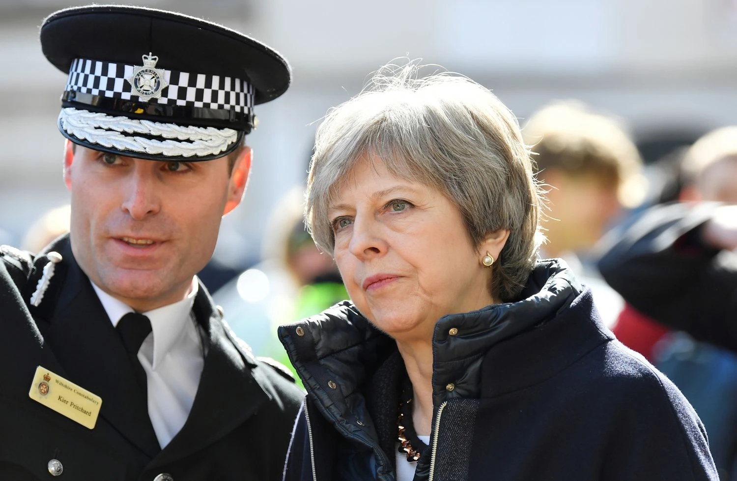 Theresa May sako laukusi tokio Rusijos atsako ir žada artimiausiu metu parengti naujas sankcijas Rusijai. Tobio Melvillio „Reuters“ / „Scanpix“ nuotr.