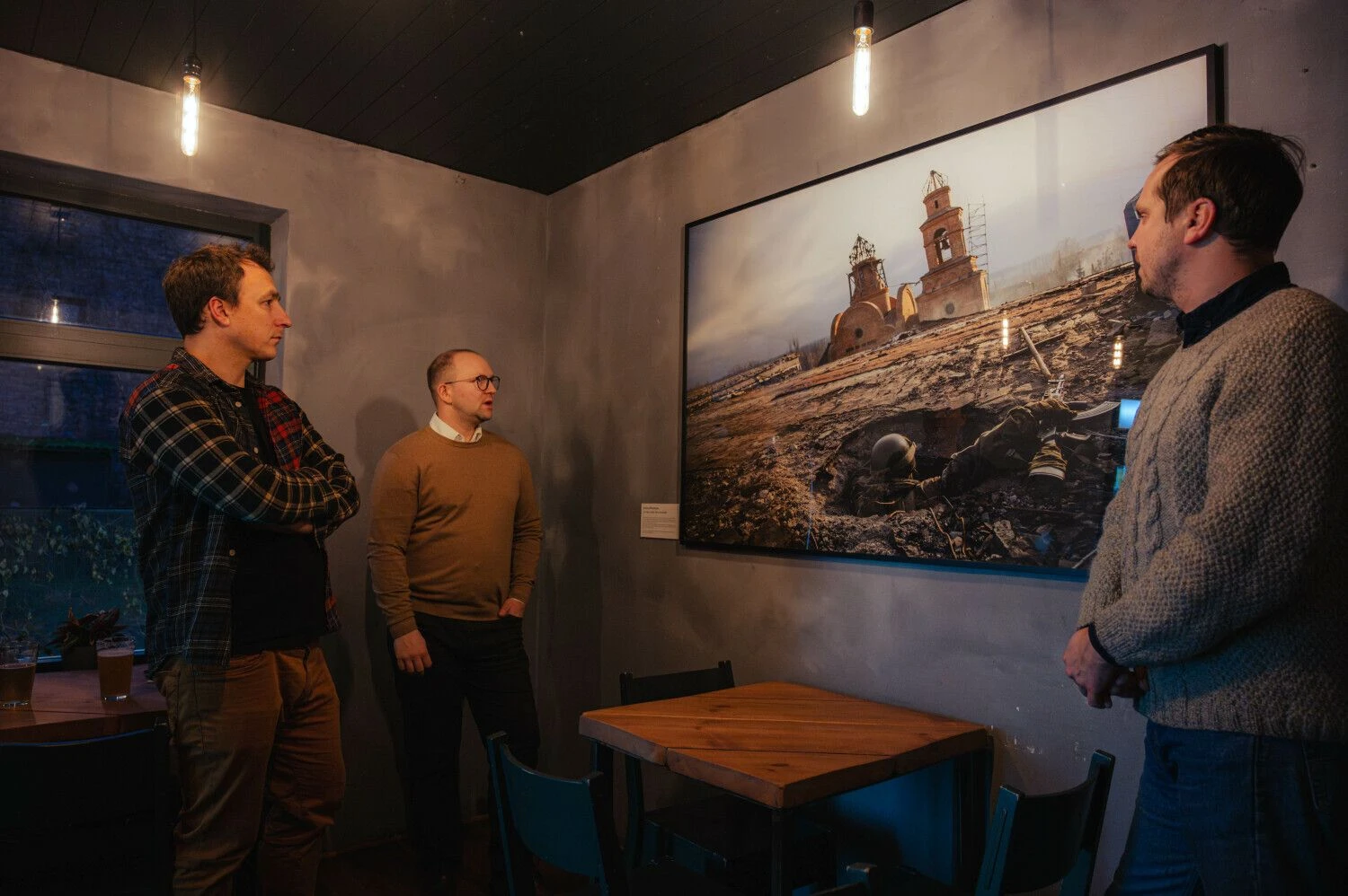 T. Savickis (kairėje), alaus baro „Vingiu Dubingiu“ įkūrėjas, A. Pukis, „Agathum“ vadovas, A. Morozovas, fotografas. Tito Valionio nuotr.