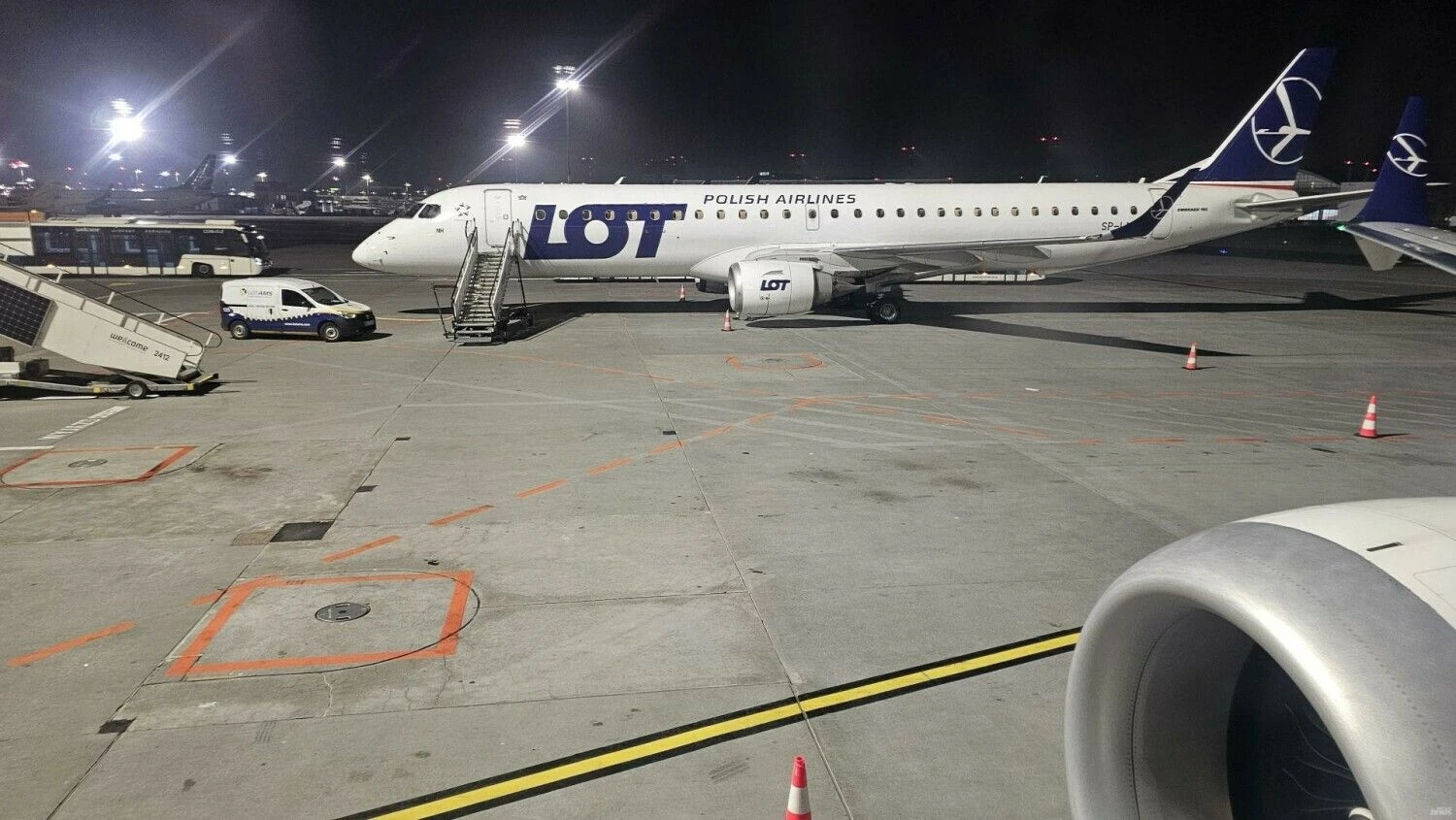 LOT lėktuvas „Embraier 195“ Varšuvos Šopeno oro uoste. Lino Butkaus (VŽ) nuotr.