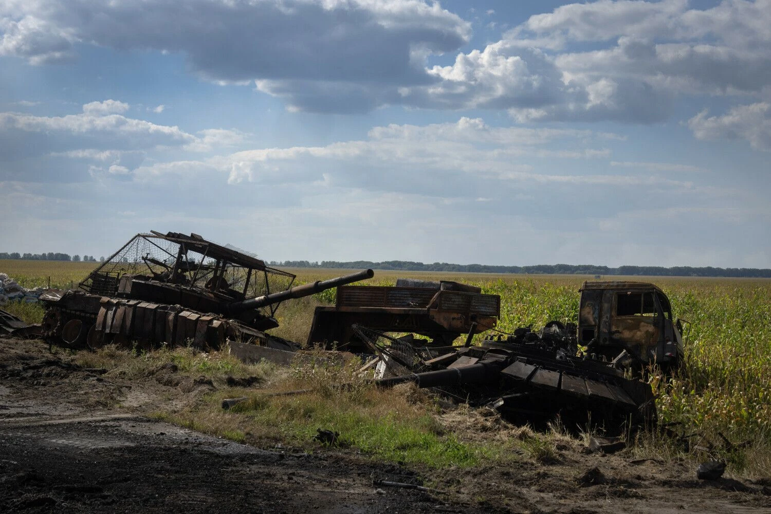 Sunaikinti rusų tankai Sudžoje. (AP / „Scanpix“) nuotr.