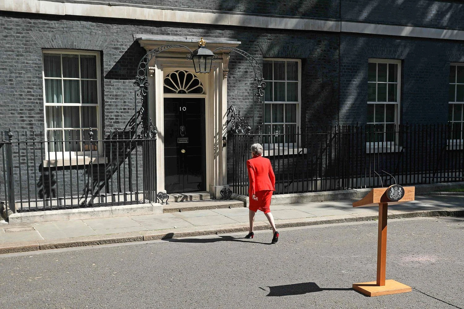 Theresa May, JK premjerė, galiausiai priversta užleisti postą, nes taip ir nesugebėjo išvesti JK iš politinės aklavietės. Isabel Infantes (AFP / „Scanpix“) nuotr. 