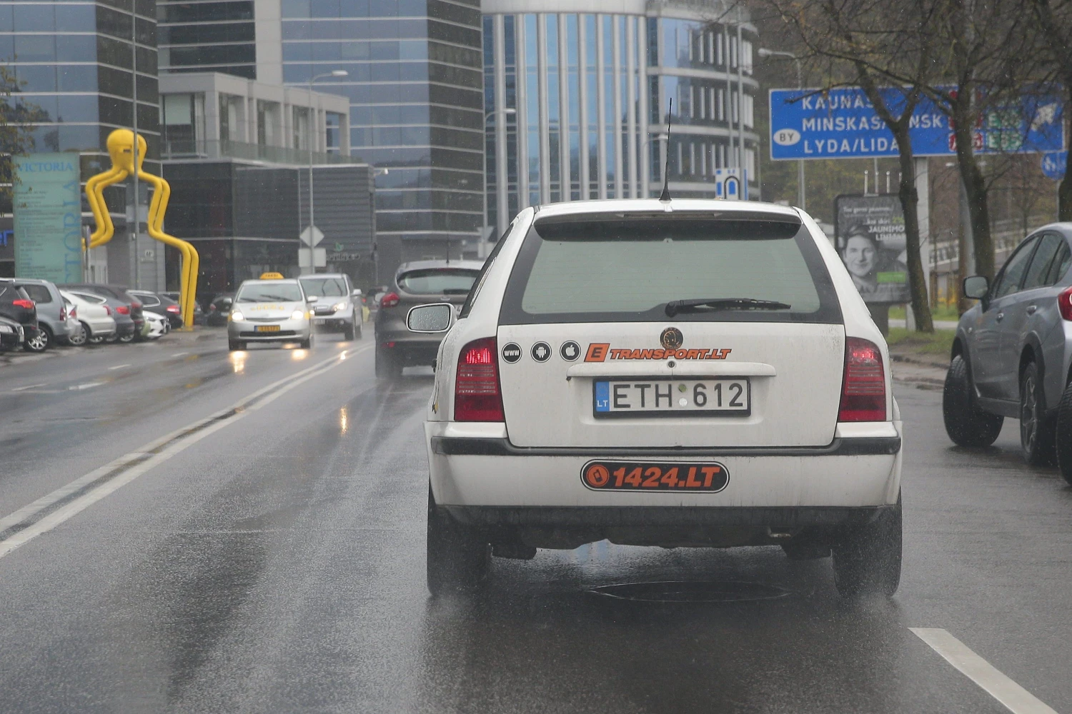 Į Lietuvą įžengus „Uber“, gatvėse netruko pasirodyti taksi automobilius primenančių transporto priemonių baltais valstybiniais numeriais, teikiančių keleivių pavėžėjimo paslaugą. Vladimiro ivanovo (VŽ) nuotr.