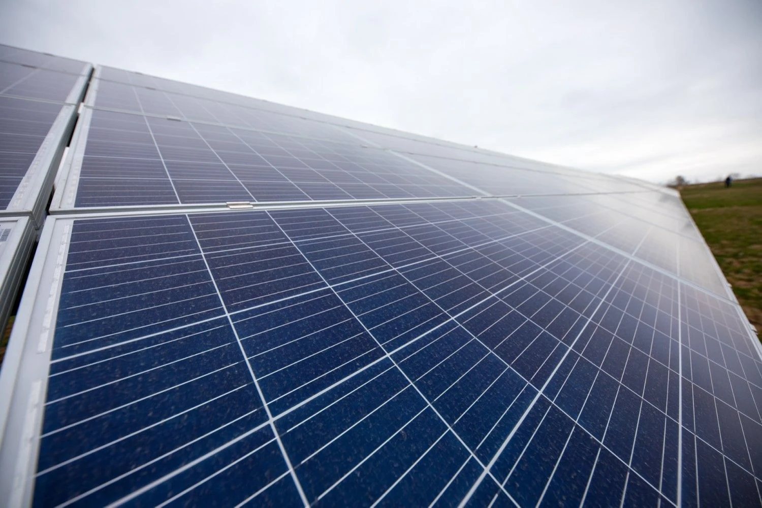 Pirmasis nutolusių saulės elektrinių parkas šalia Elektrėnų.