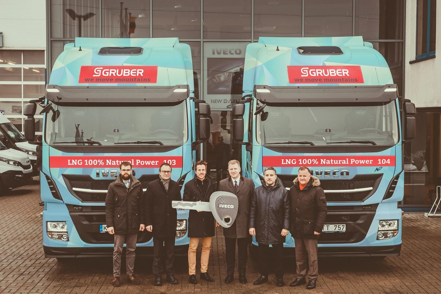 Pirmieji Lietuvoje parduoti SkGD varomi vilkikai čia dirbti negali: savo dujų terminalą turinčioje šalyje nėra nė vienos jiems reikalingos degalinės. Antano Minkevičiaus nuotr.