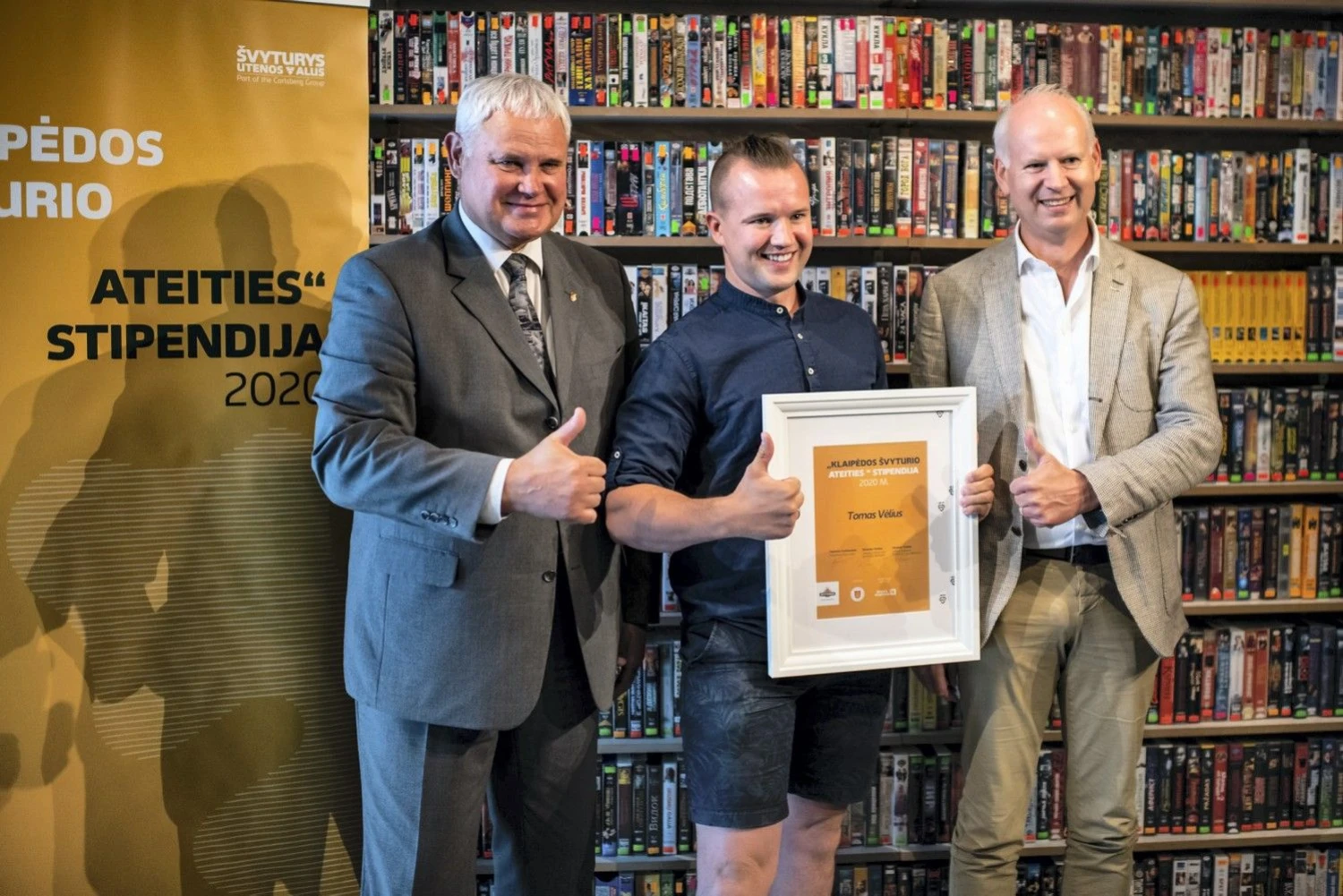 „Klaipėdos švyturio ateities stipendiją“ T.Vėliui įteikė Klaipėdos meras V.Grubliauskas (kairėje) ir „Švyturio-Utenos alaus“ vadovas Rolandas Viršilas (dešinėje). Andriaus Pelakausko nuotr.

